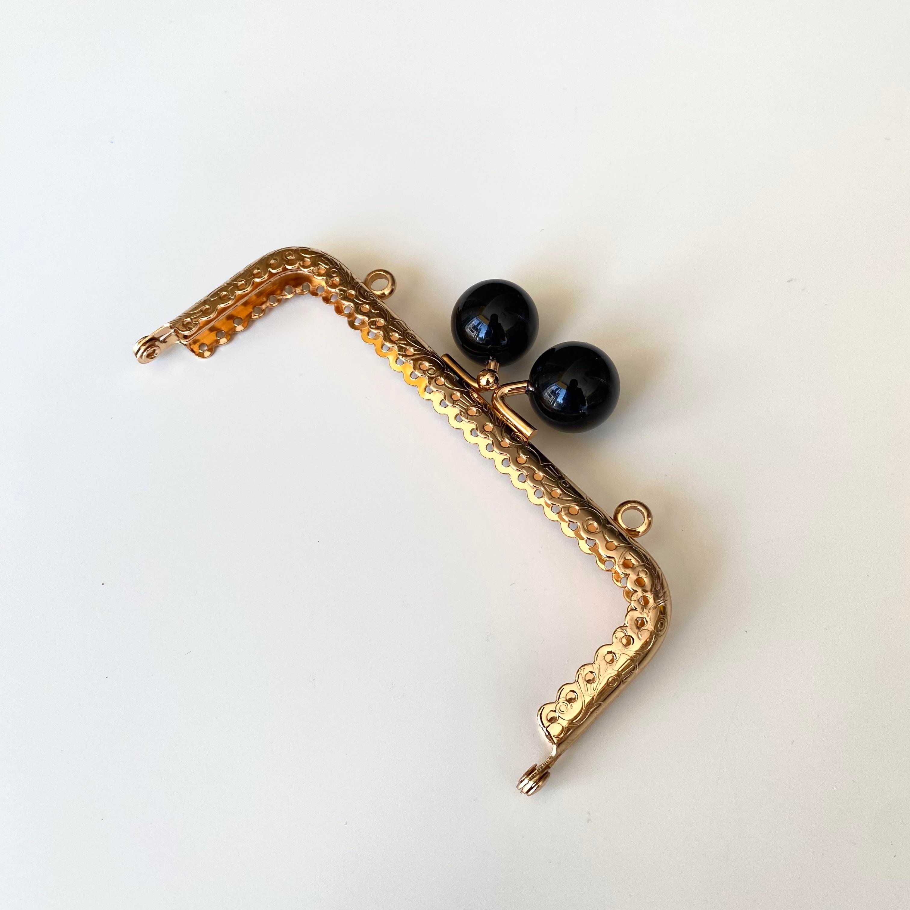 Köşeli Siyah İnci Boncuklu İşleme Baskılı Askılıklı Çanta ve Cüzdan Bursu - Klipsi Altın 10.5 Cm BA-0108