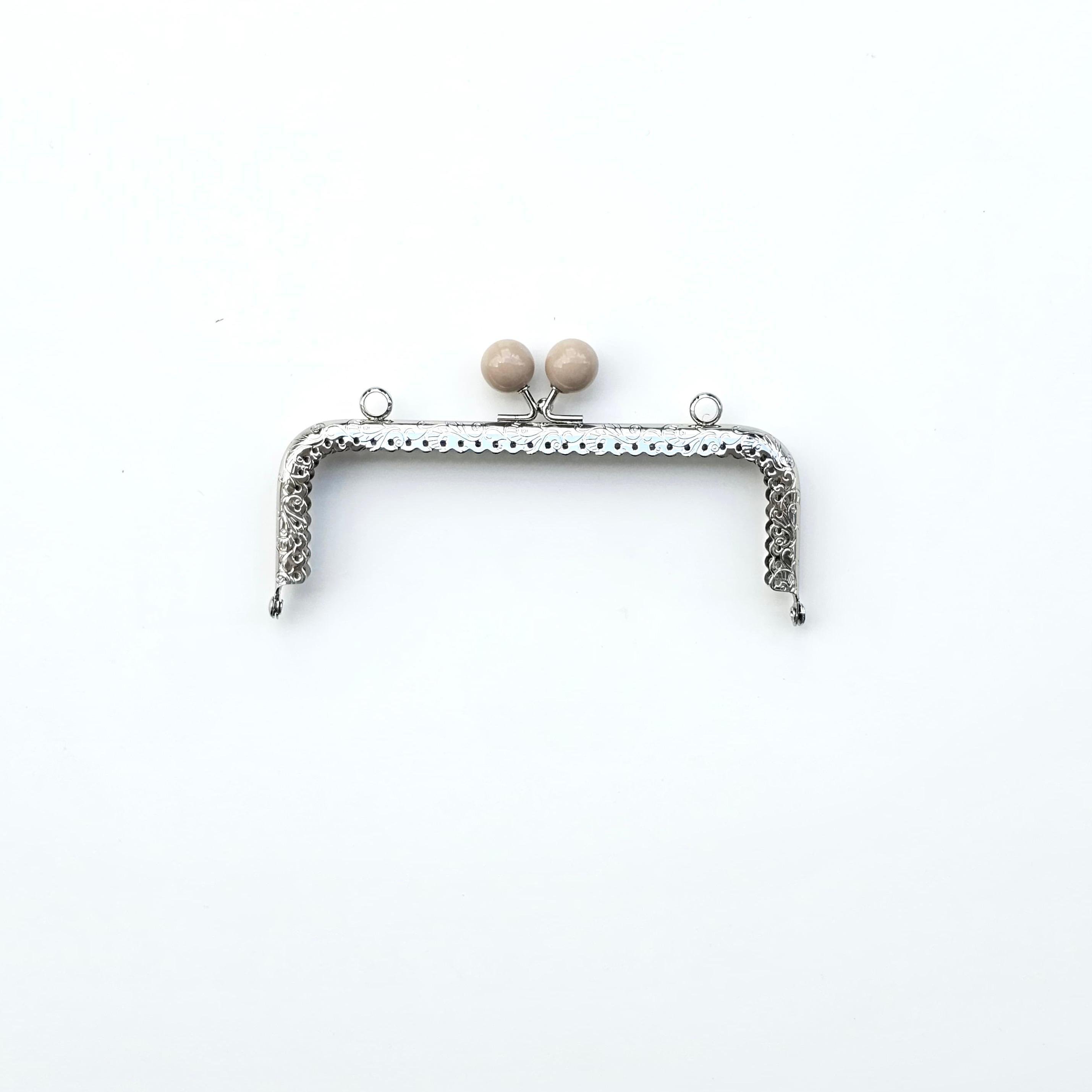 Köşeli Vizon İnci Boncuklu İşleme Baskılı Askılıklı Çanta ve Cüzdan Bursu - Klipsi Gümüş 15 Cm