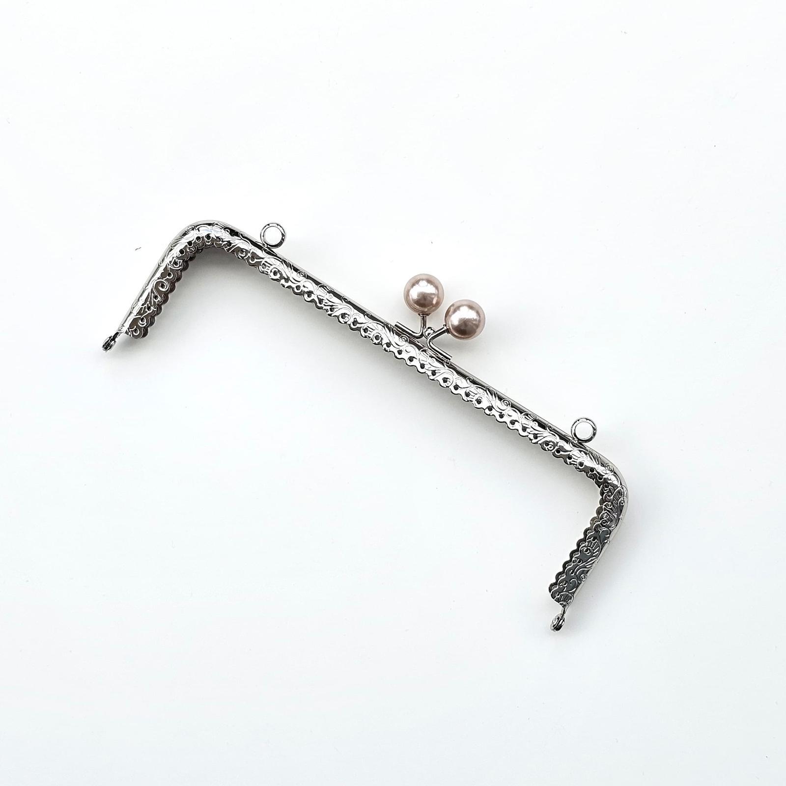 Köşeli Vizon İnci Boncuklu İşleme Baskılı Askılıklı Çanta ve Cüzdan Bursu - Klipsi Gümüş 20 Cm