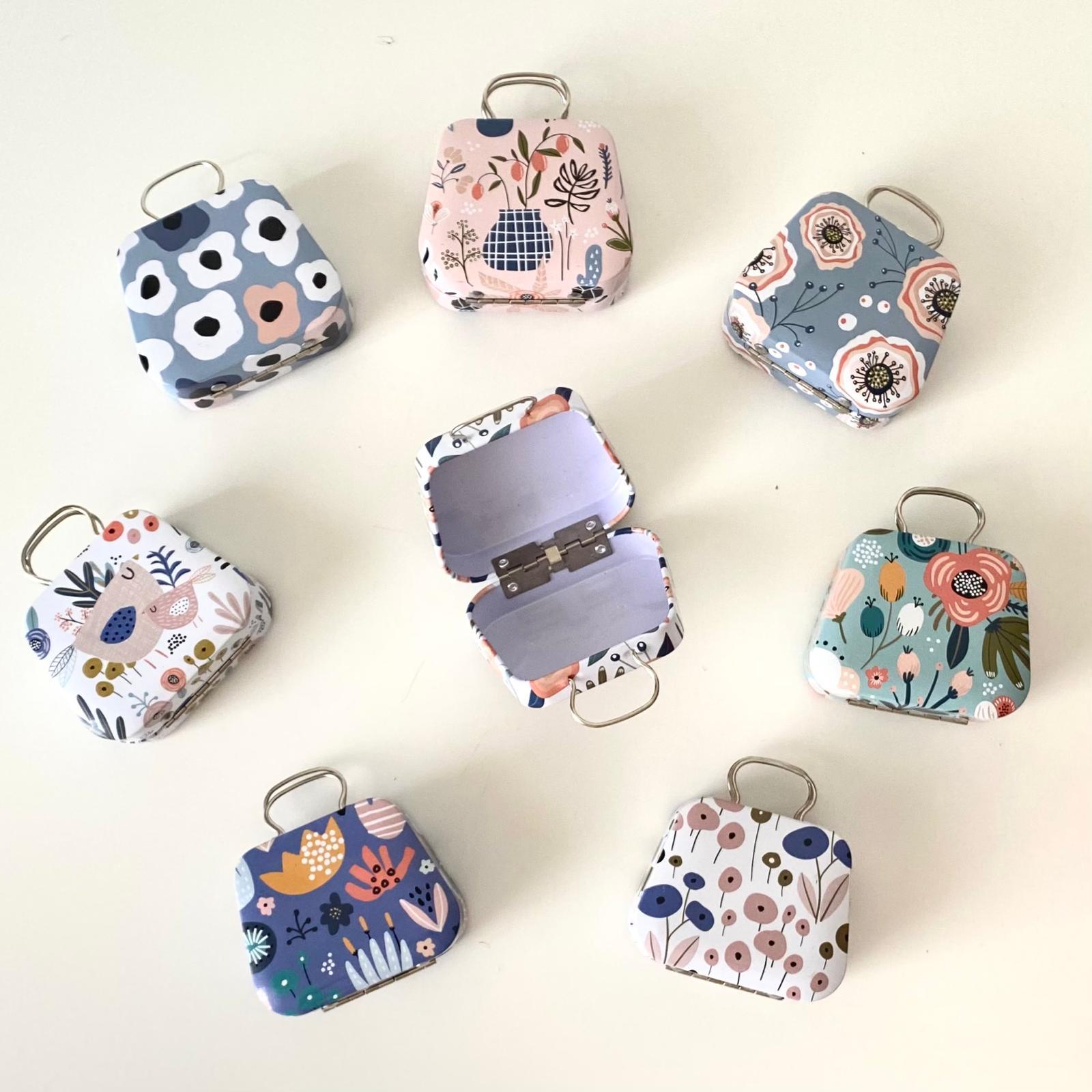 Metal Kutu, Valiz Figürlü, Hediyelik, Takı, Dikiş ve Hobi Kutusu  R Model  *6,5 Cm *7,5 Cm *6 Cm *3,5 Cm