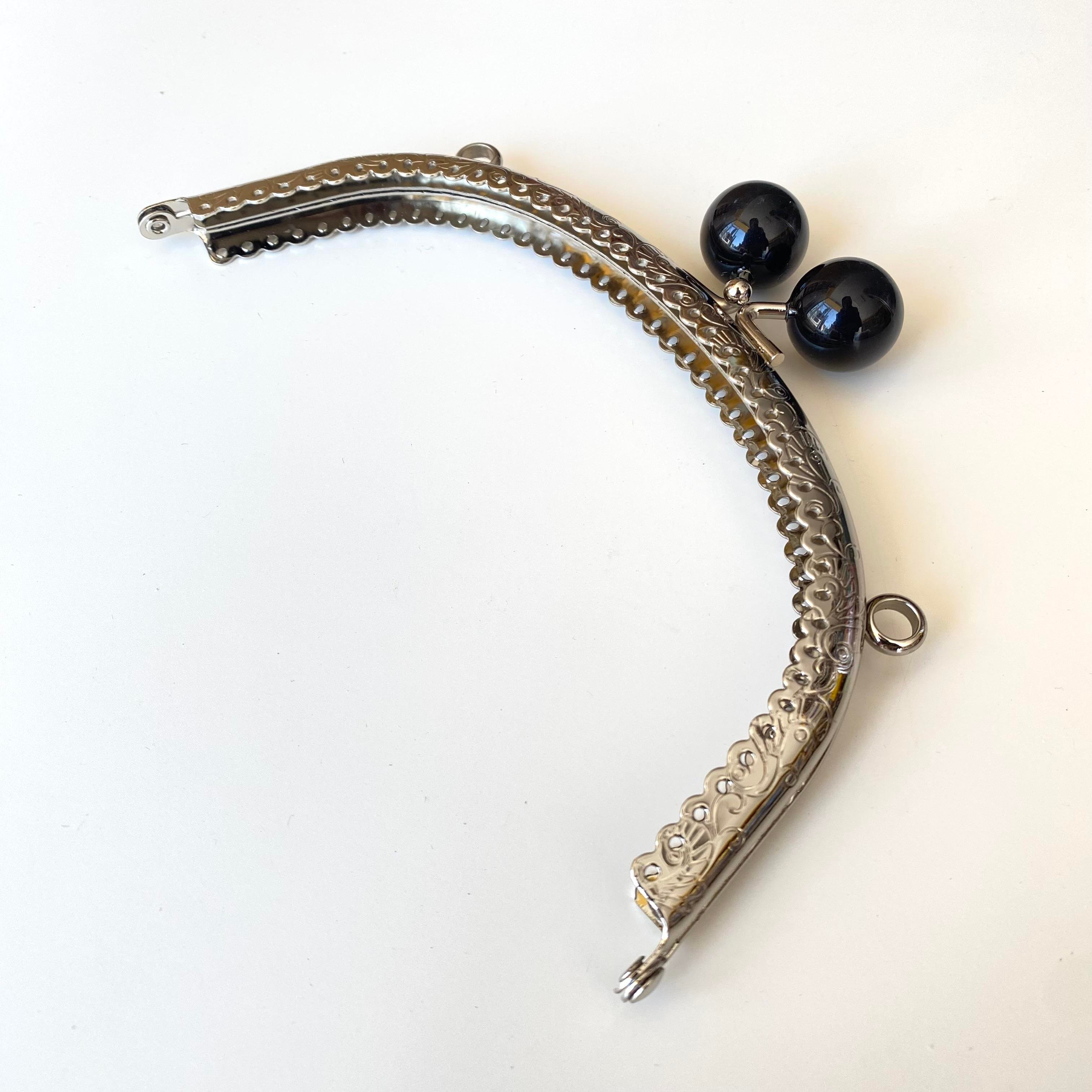 Oval Siyah İnci Boncuklu İşleme Baskılı Çanta ve Cüzdan Bursu - Klipsi Gümüş 16.5 Cm BA-0105