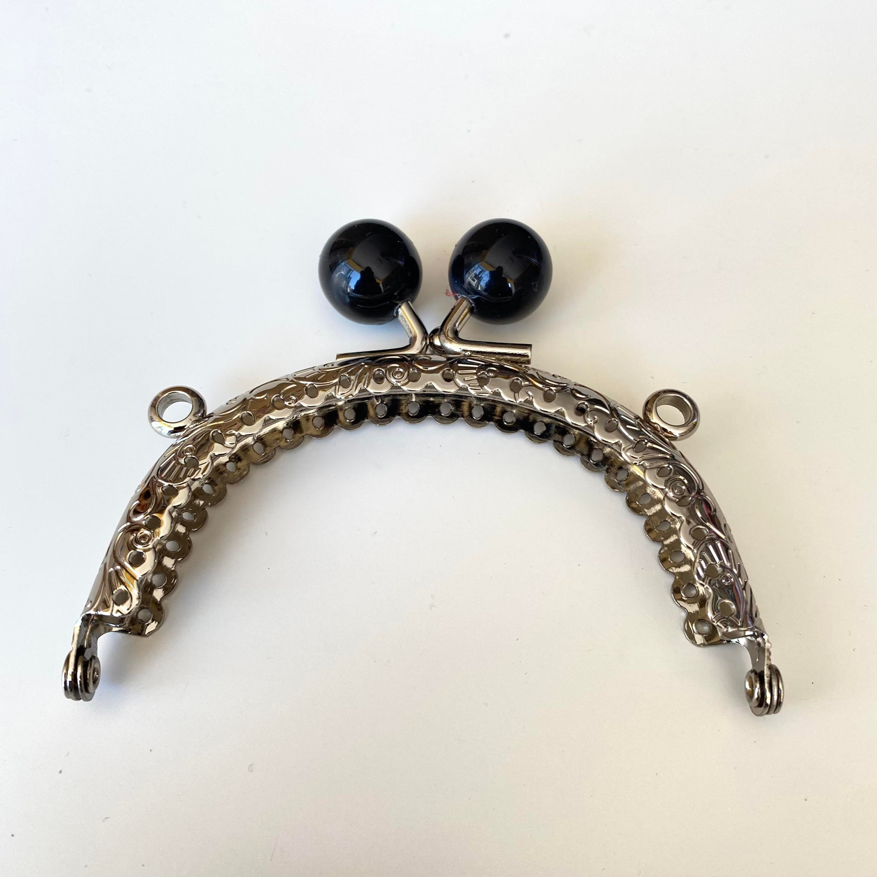 Oval Siyah İnci Boncuklu İşleme Baskılı Çanta ve Cüzdan Bursu - Klipsi Gümüş 8.5 Cm BA-0102