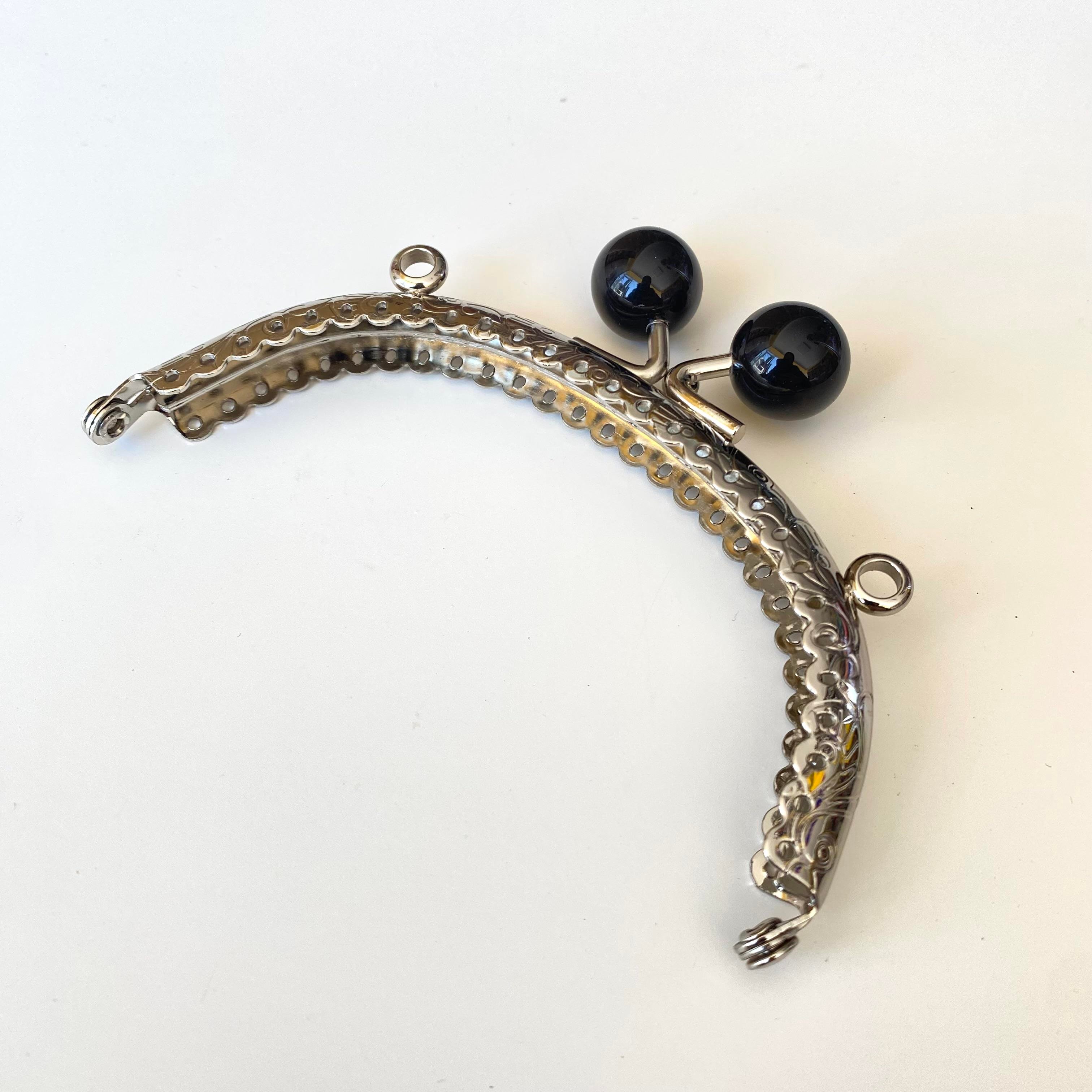 Oval Siyah İnci Boncuklu İşleme Baskılı Çanta ve Cüzdan Bursu - Klipsi Gümüş 10.5 Cm BA-0103