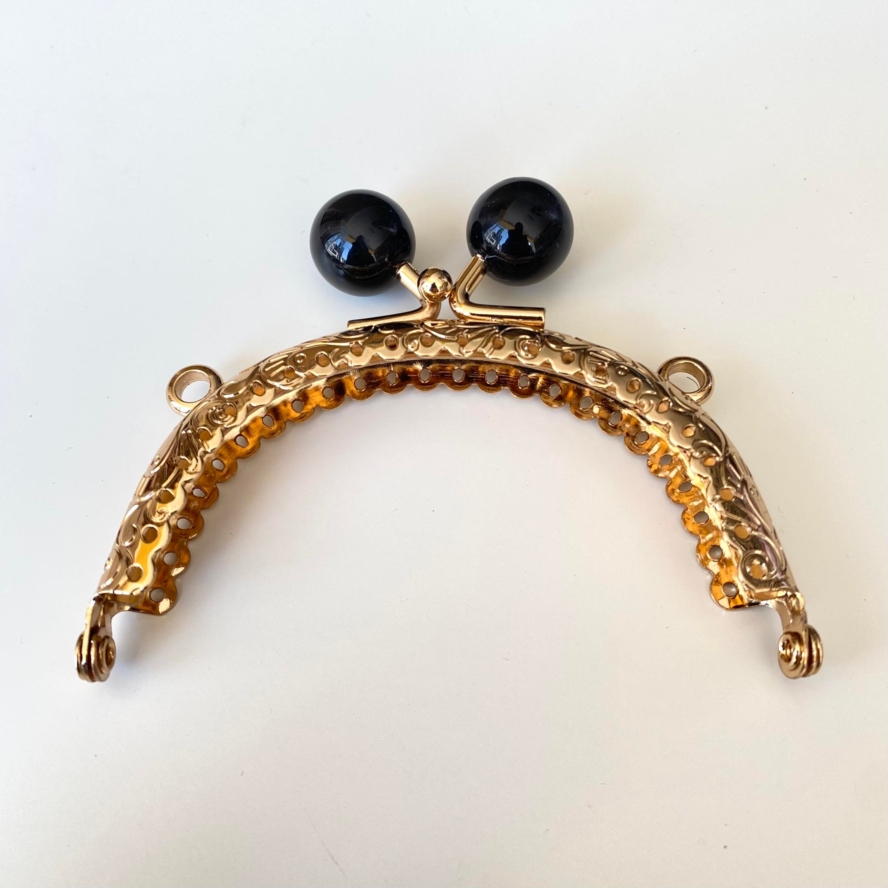 Oval Siyah İnci Boncuklu İşleme Baskılı Çanta ve Cüzdan Bursu - Klipsi Altın 8.5 Cm BA-0102