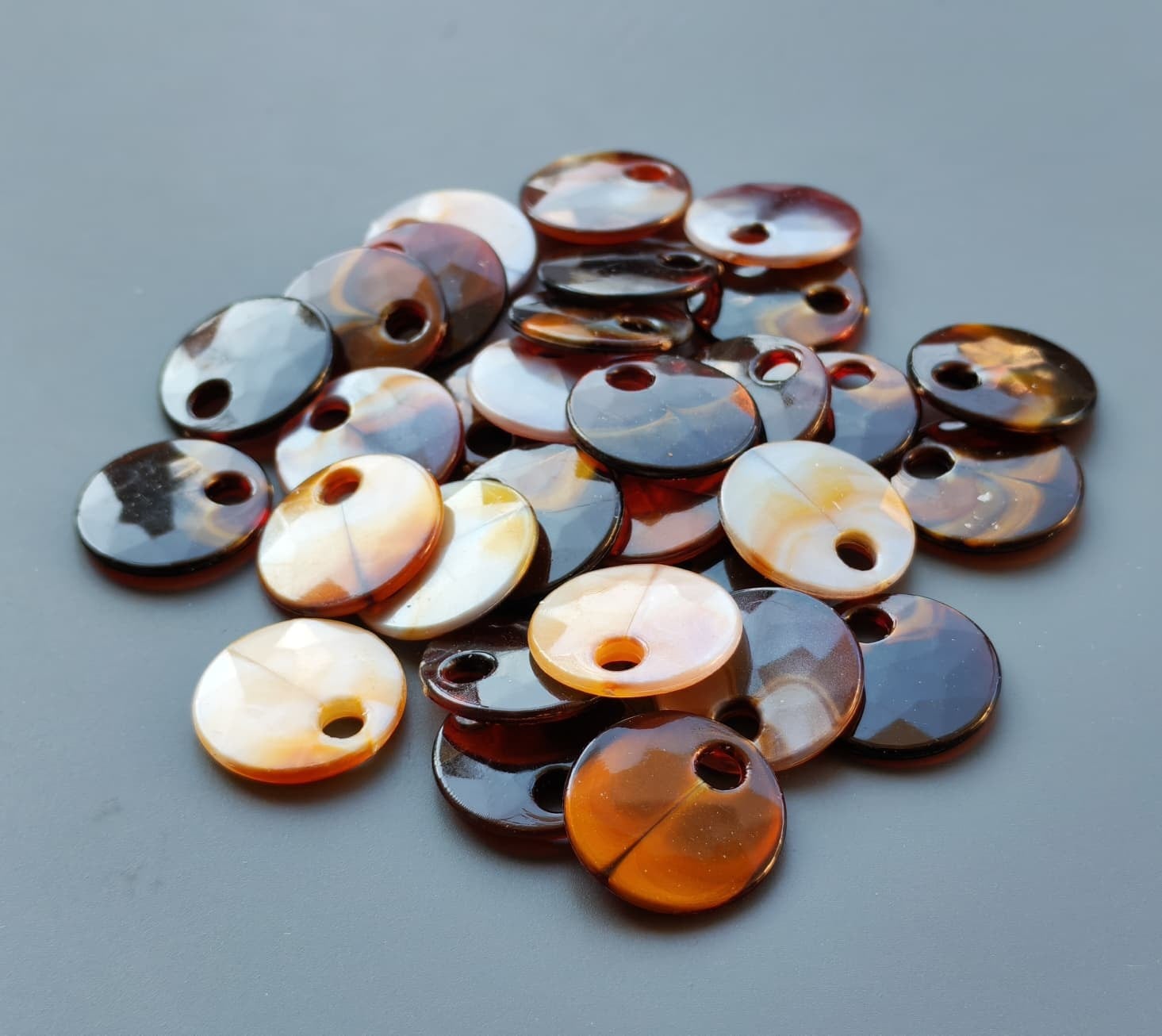 Sedef Görünümlü Plastik Çanta Ve Aksesuar Pulu  20 MM  +/- 140 Adet - 100 Gr Kahve Ebruli 