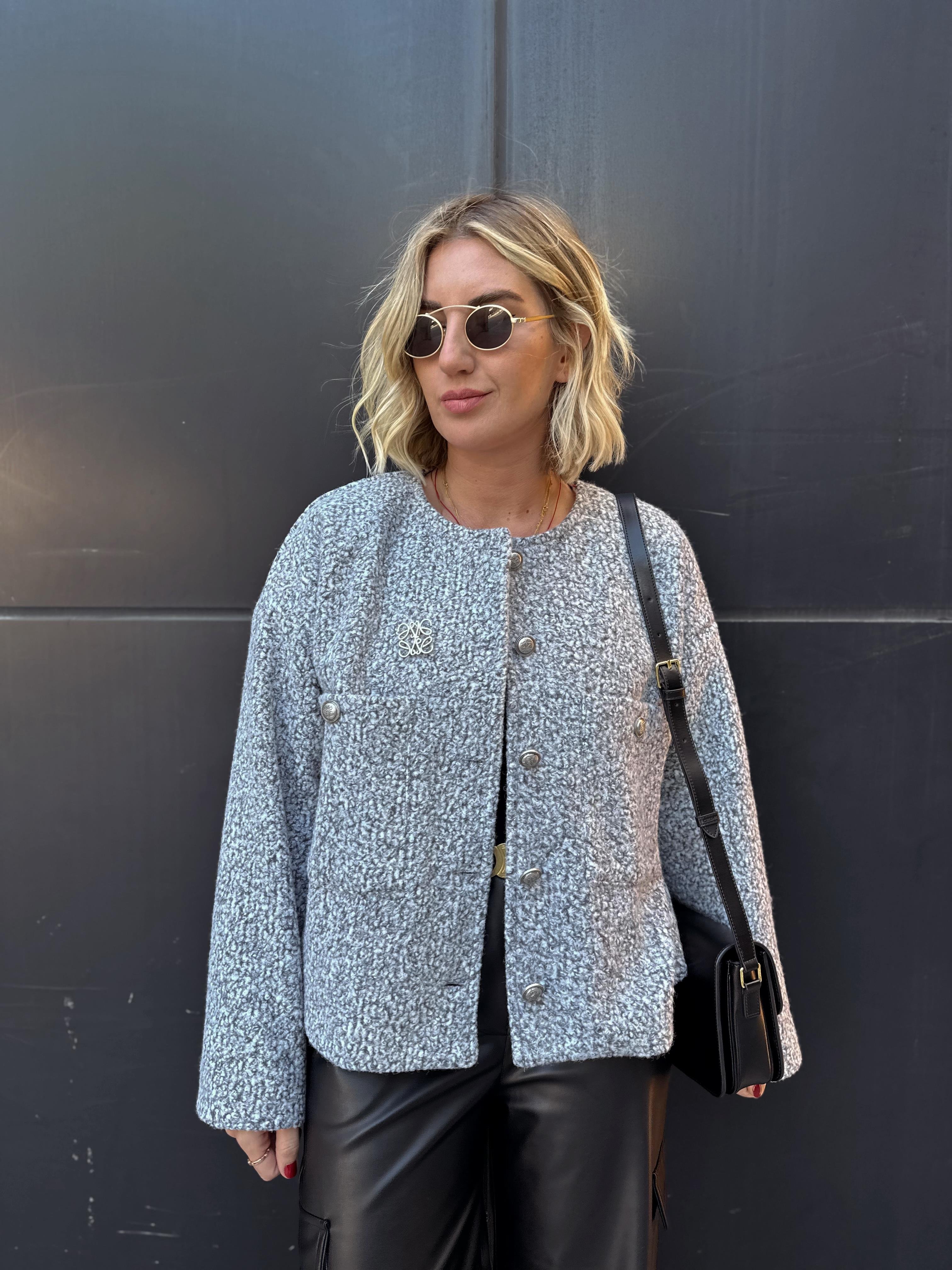 Broşlu Kıvırcık Gri Astarlı Mont