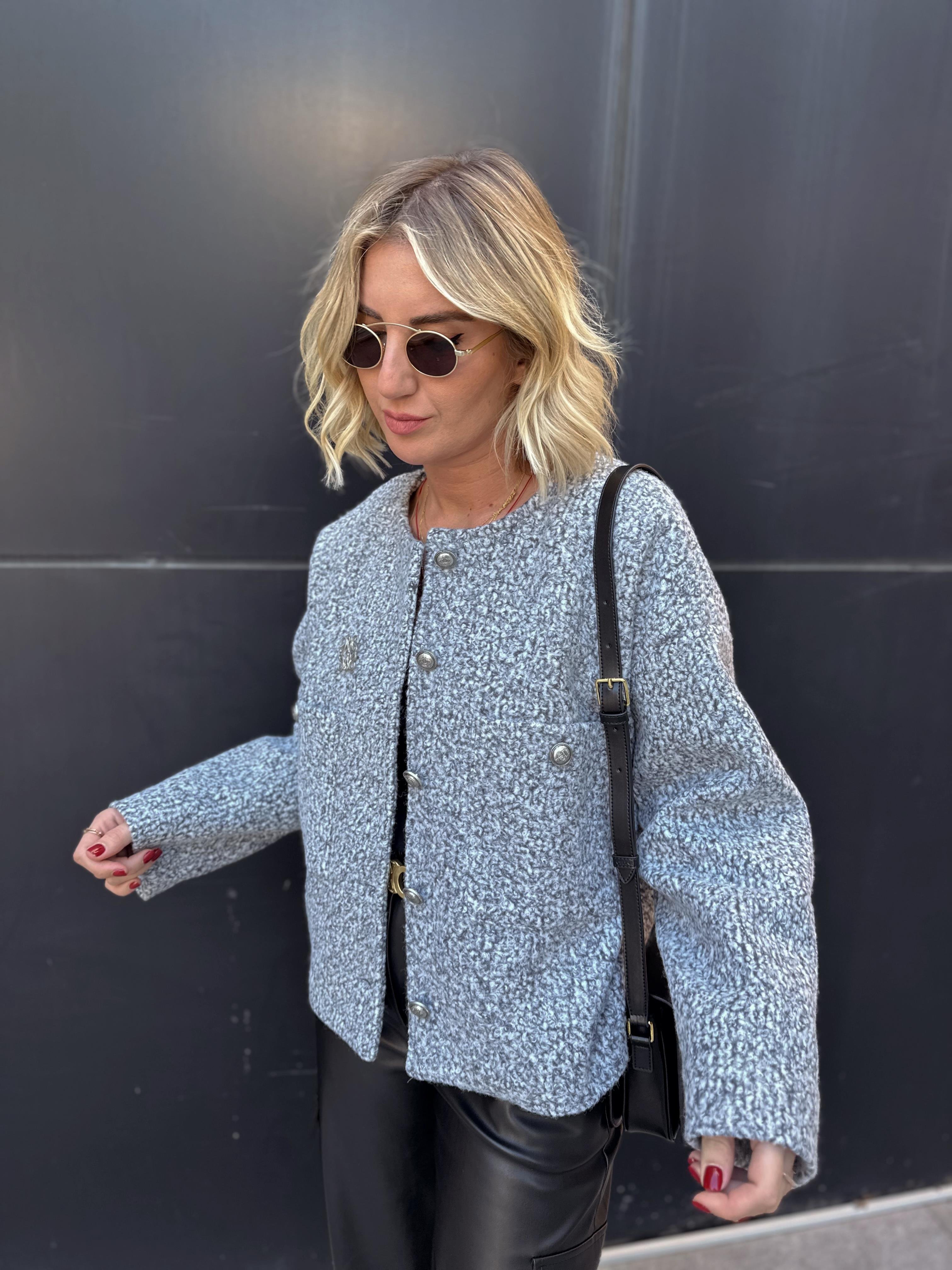 Broşlu Kıvırcık Gri Astarlı Mont