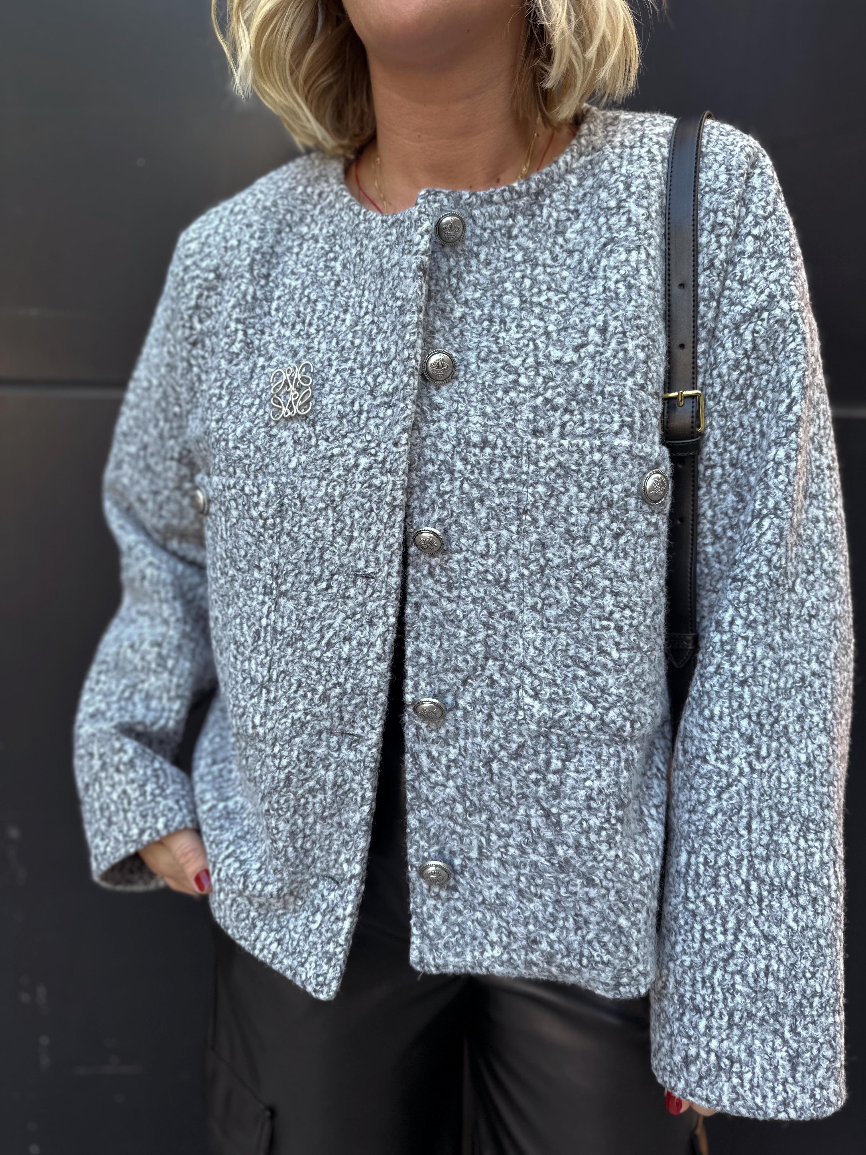 Broşlu Kıvırcık Gri Astarlı Mont