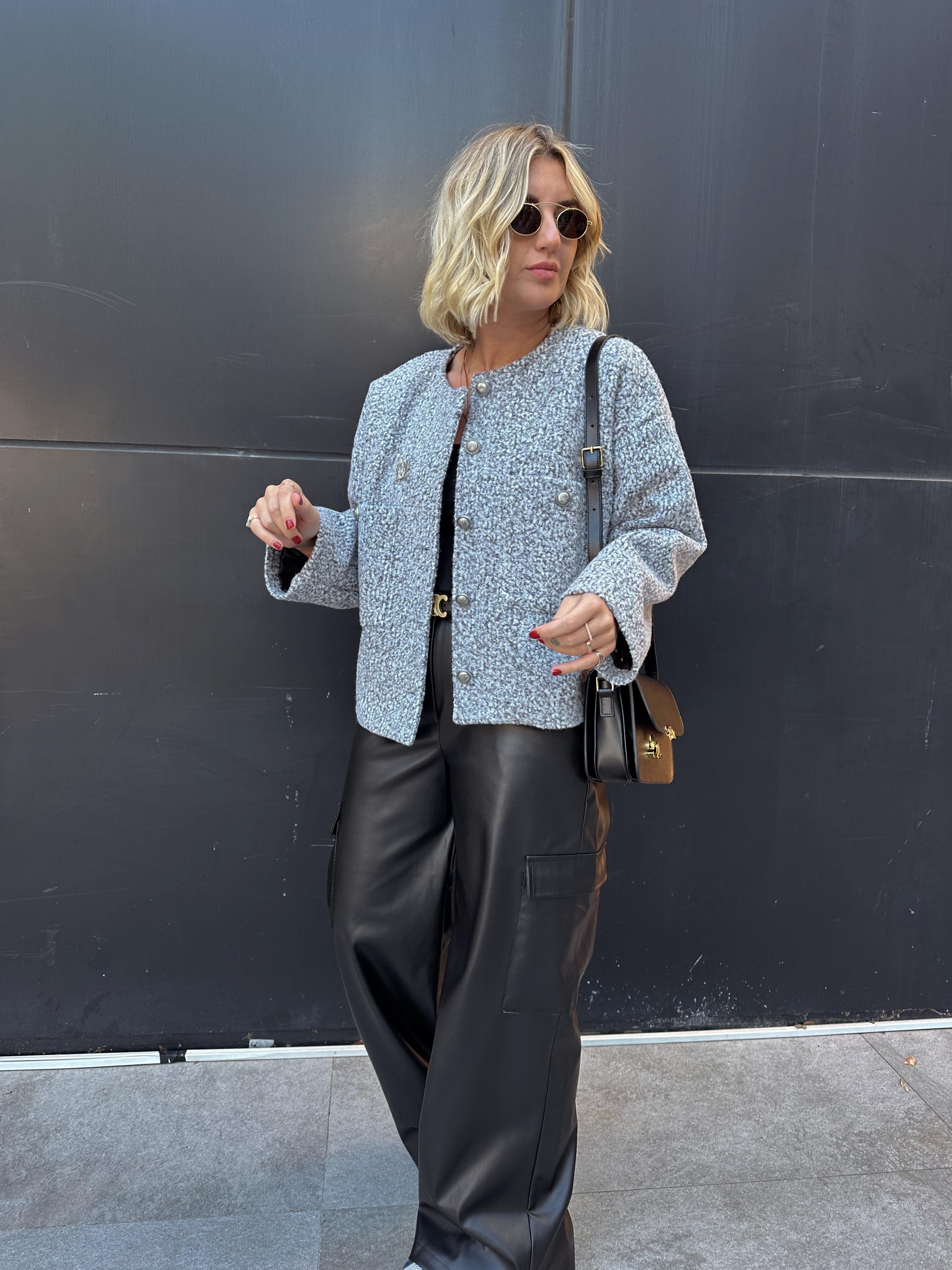 Broşlu Kıvırcık Gri Astarlı Mont