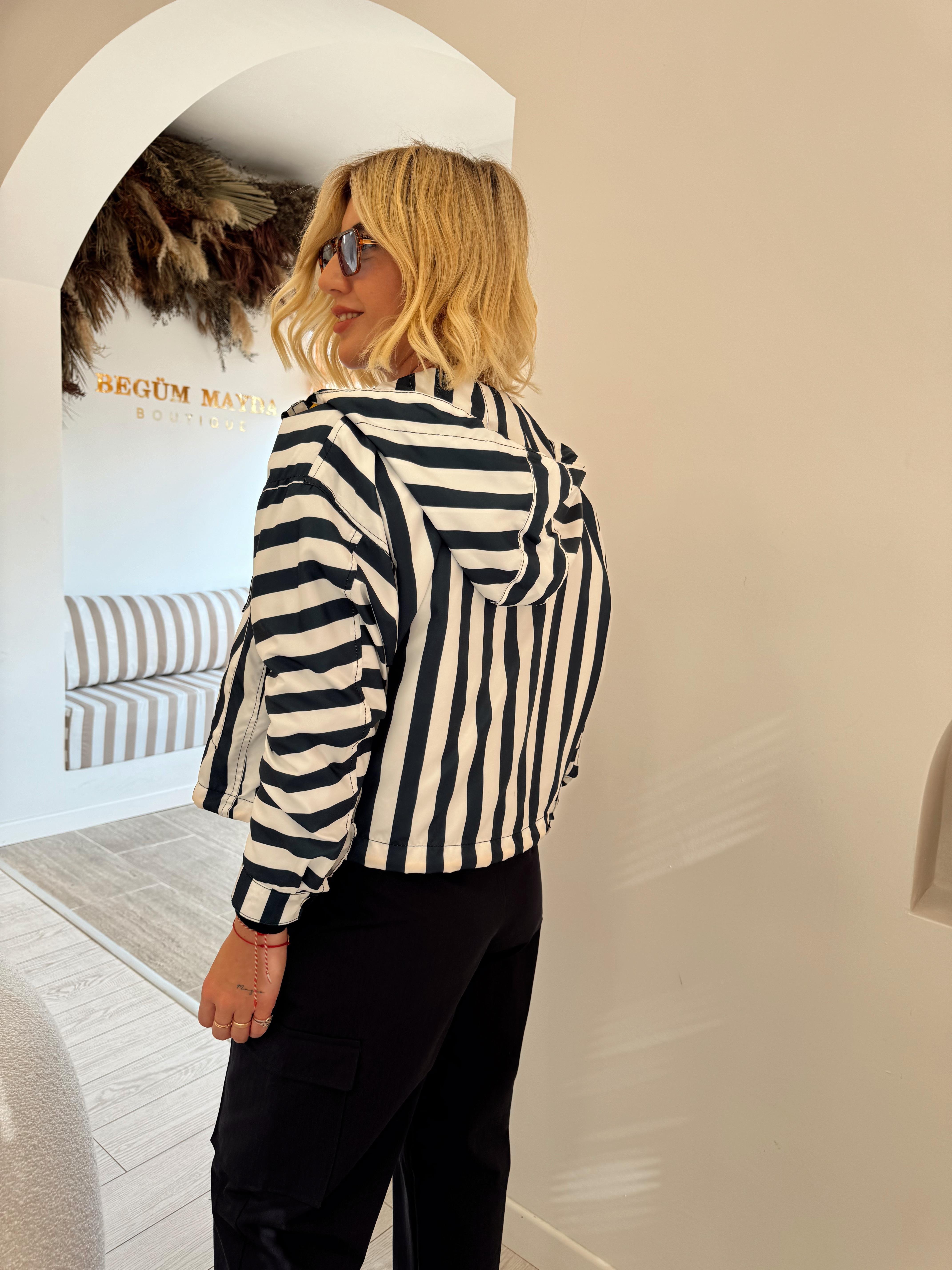 Sarı Bağcıklı Mavi Çizgili Mevsimlik Mont