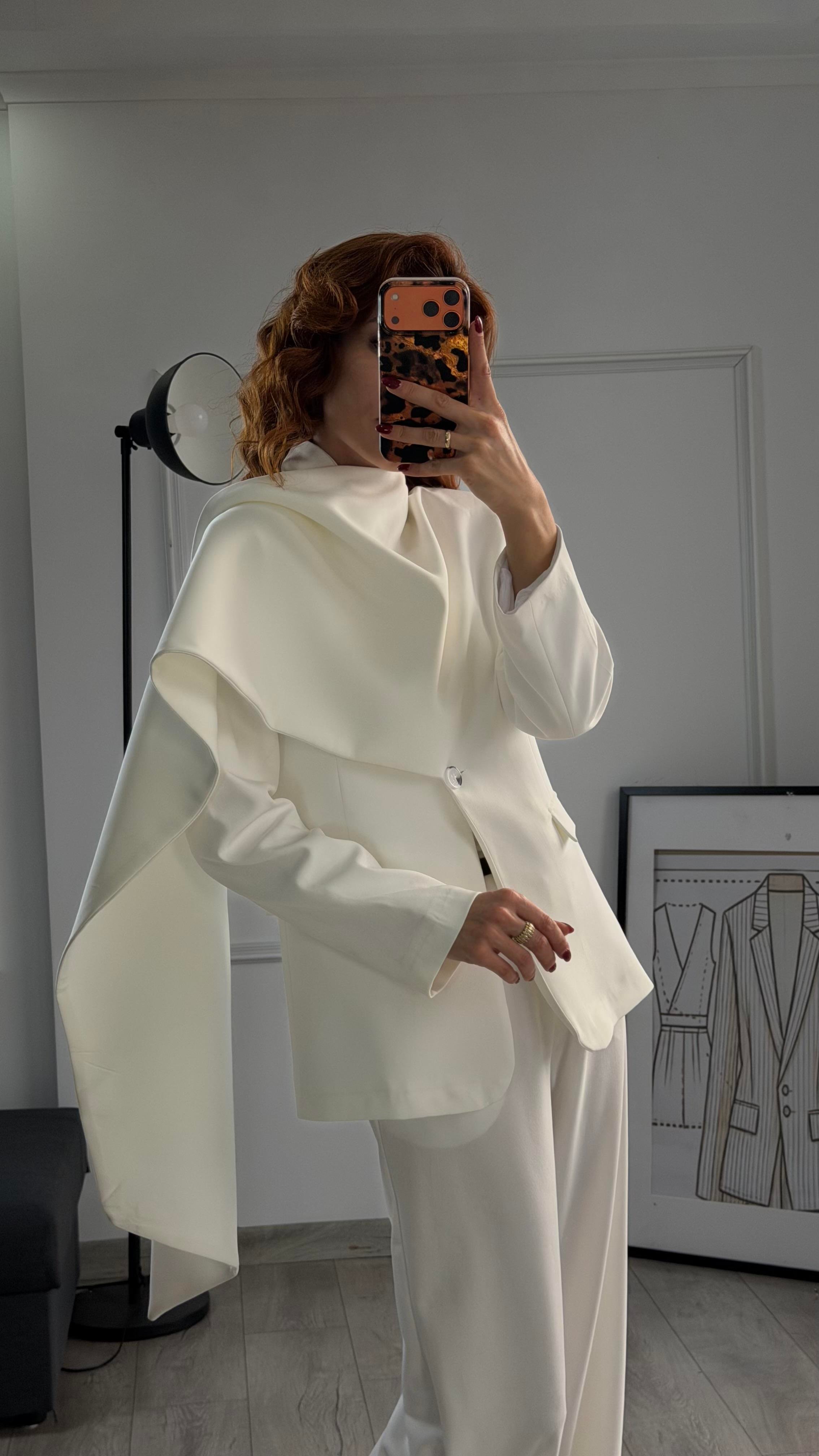 Pelerin Detaylı Blazer Beyaz