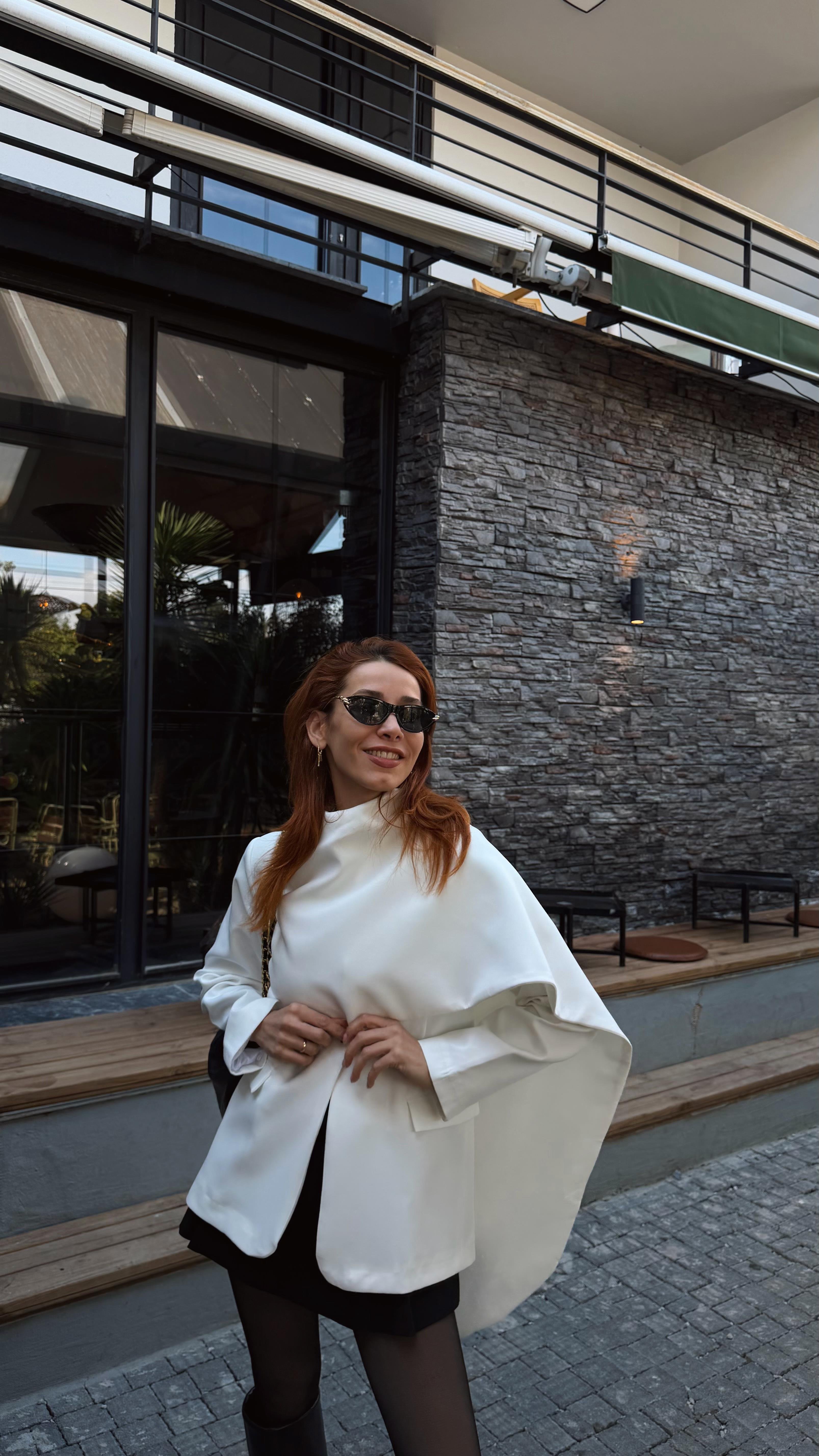 Pelerin Detaylı Blazer Beyaz