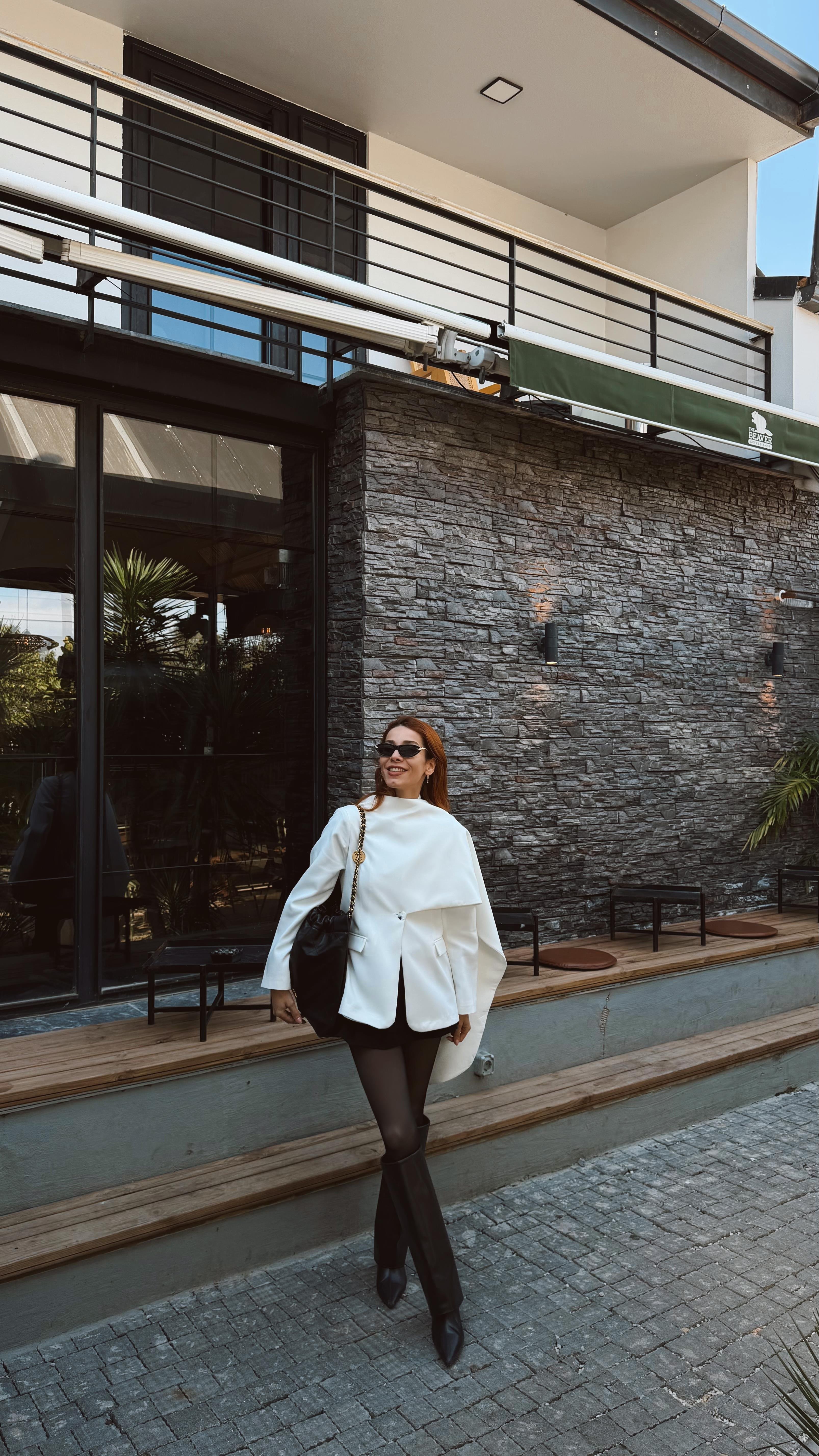Pelerin Detaylı Blazer Beyaz