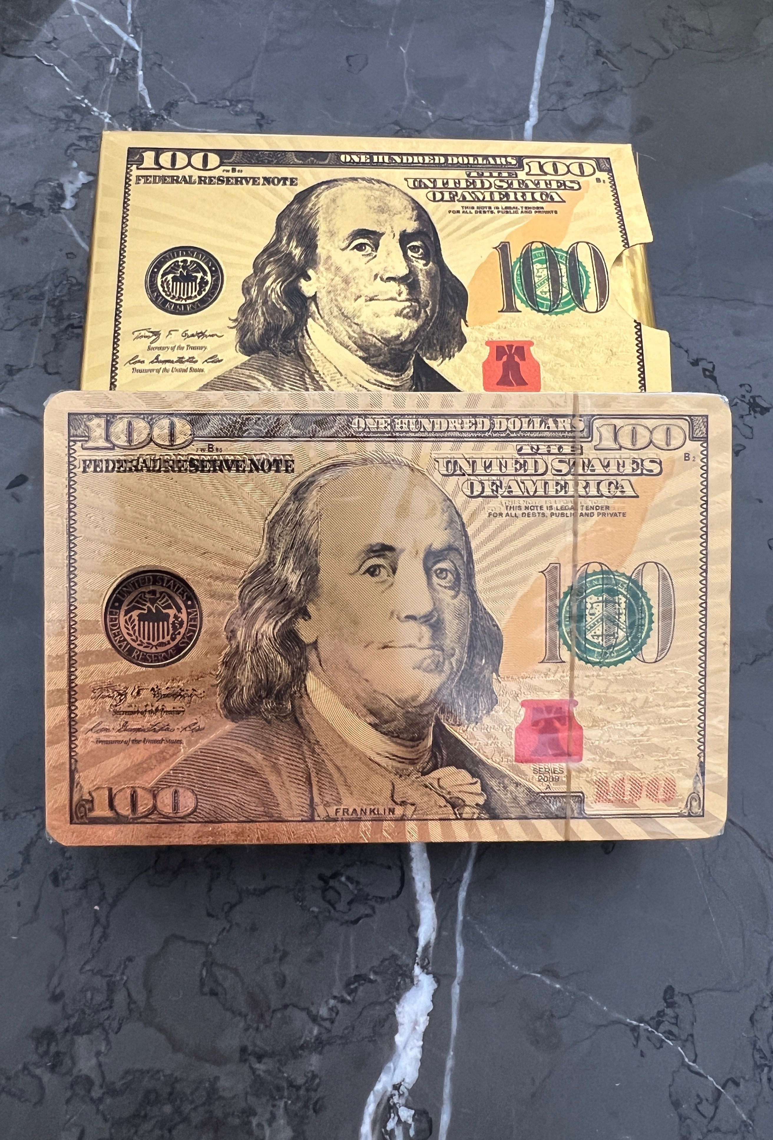 100 Dolarlık Banknot Şeklinde Premium Kalite Elastik Su Geçirmez İskambil Kartları Seti-Gold - Miamantra