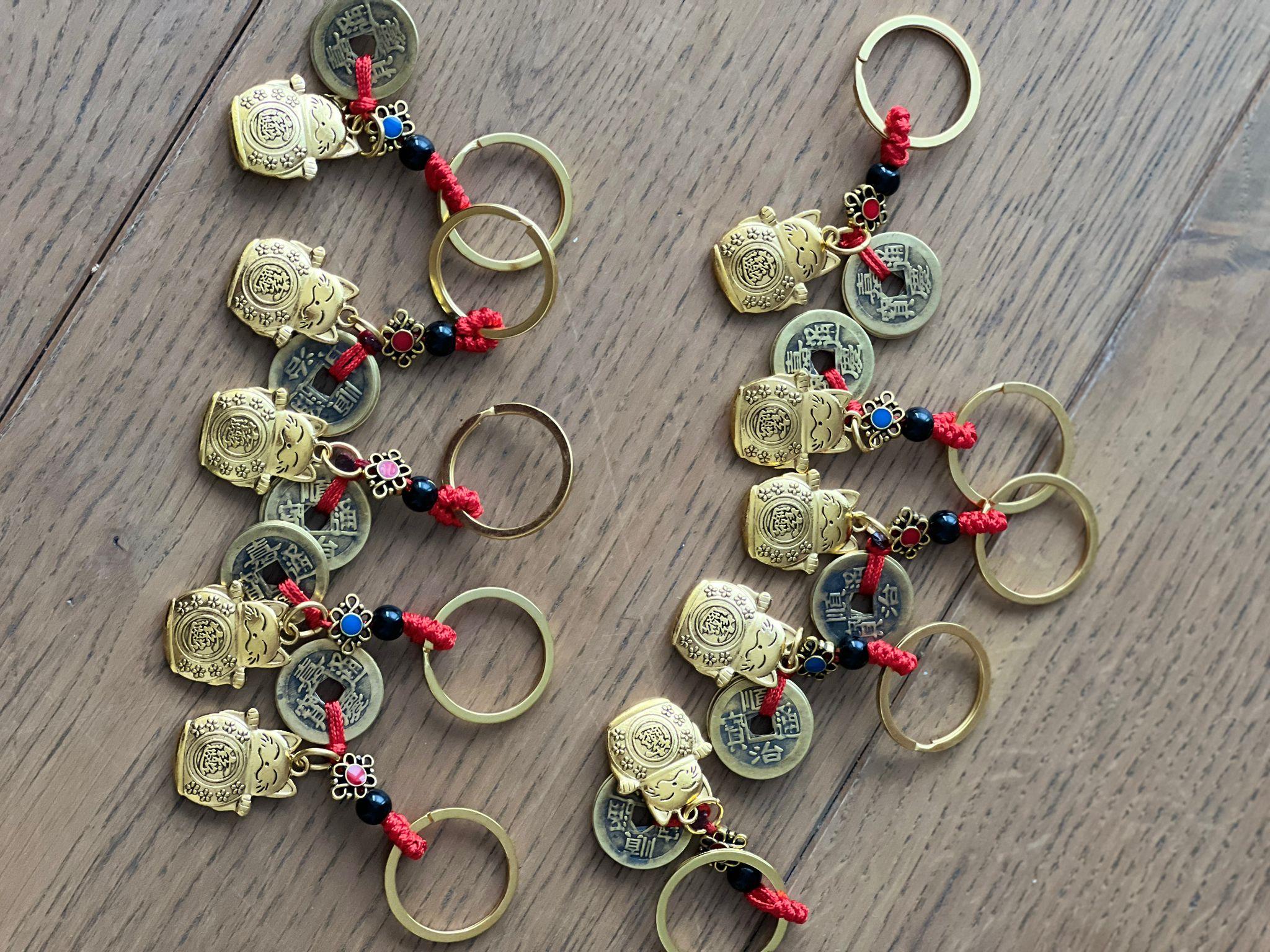 10'lu Feng Shui Bereket ve Şans Kedisi Anahtarlığı (Maneki Neko Figürlü Anahtarlık) (10 Adet) - Miamantra