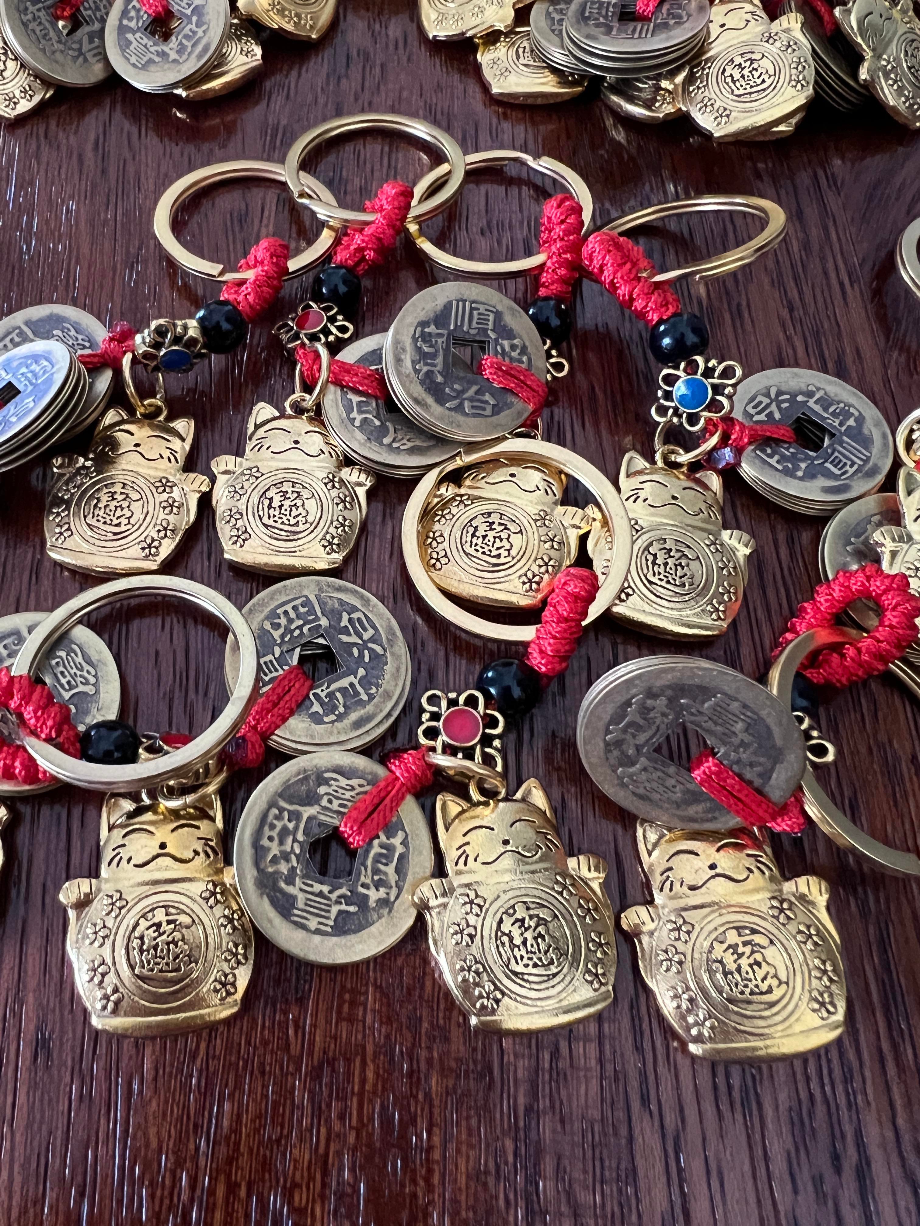 50  adet Feng Shui Bereket ve Şans Kedisi Anahtarlığı (Maneki Neko Figürlü Anahtarlık) (50'li) Hediyelik / Nikah şekeri Hediyesi / Düğün Hediyesi - Miamantra