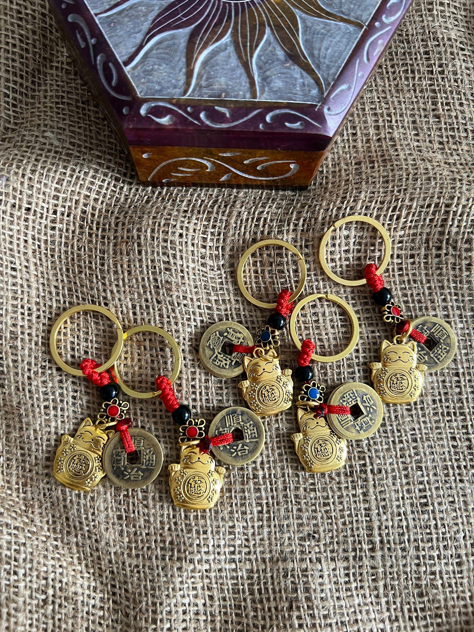 5'lü Feng Shui Bereket ve Şans Kedisi Anahtarlığı (Maneki Neko Figürlü Anahtarlık) (5 Adet) - Miamantra