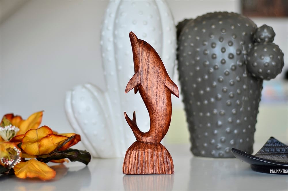 Ahşap El Yapımı Dikey Yunus Heykelciği (20 cm)