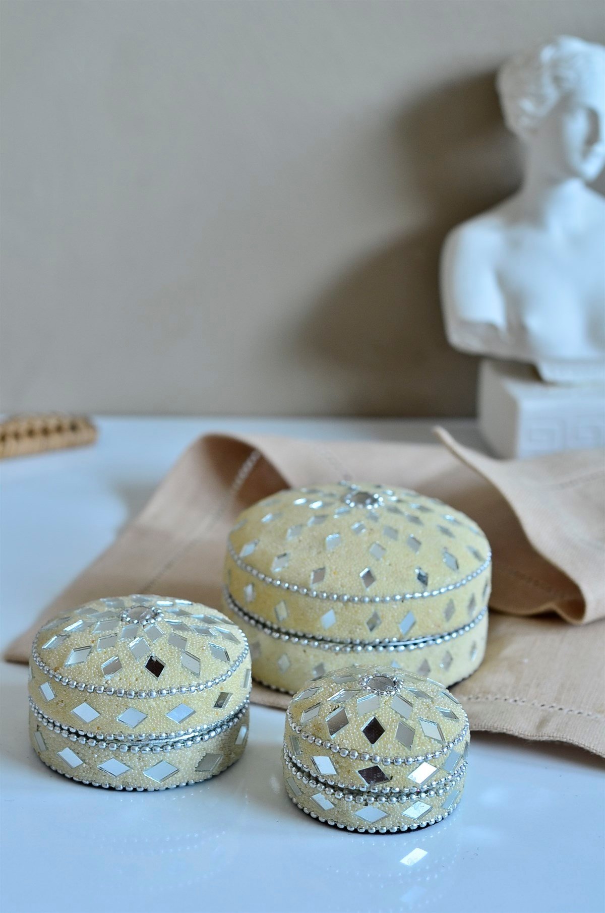 Beyaz Boncuklu 3'lü Yuvarlak Takı Kutu Seti  - Miamantra