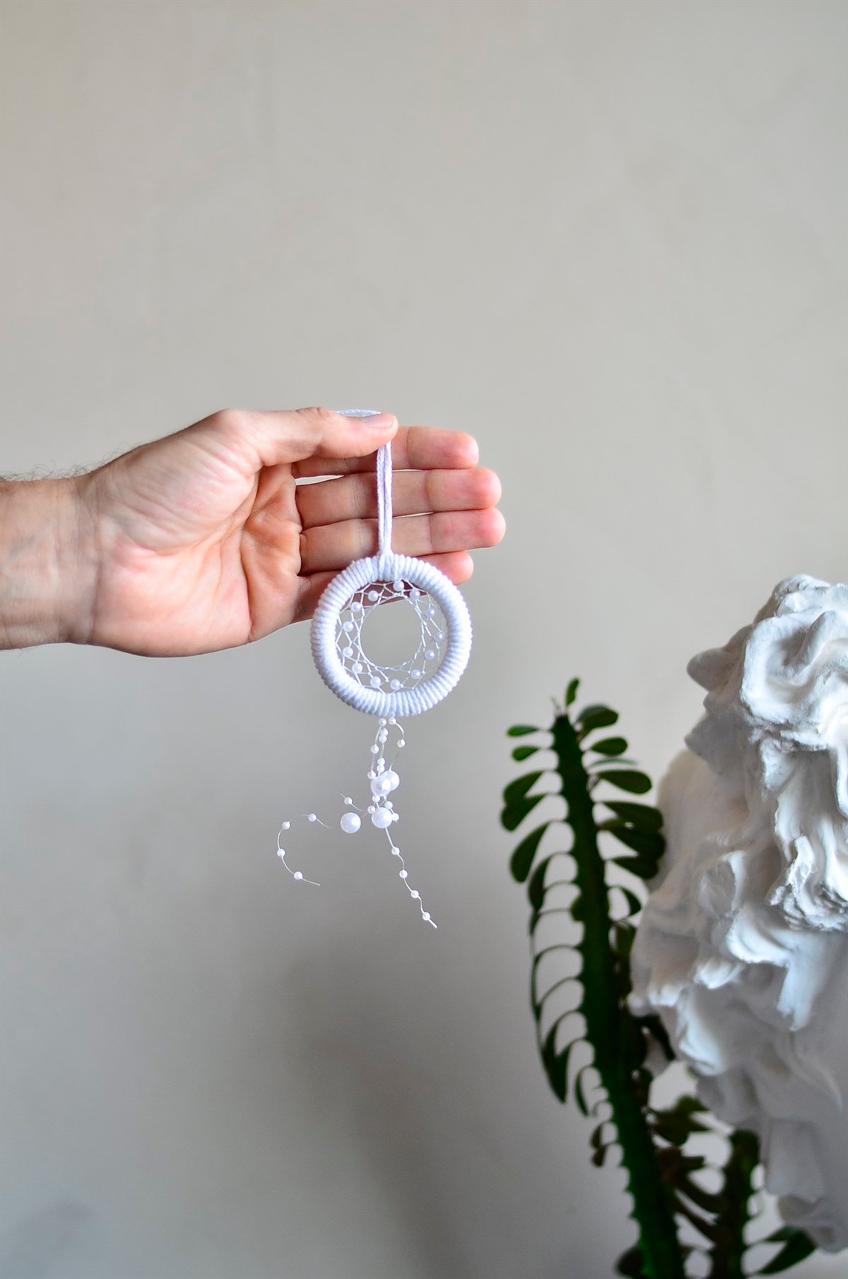 Beyaz İçi İncili Araba Süsü Rüya Kapanı / Düş Kapanı / Dikiz Ayna Yılbaşı Süsü - 6 cm - Miamantra