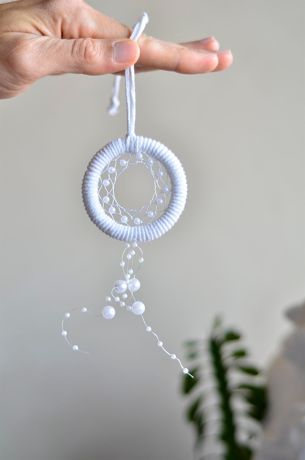 Beyaz İçi İncili Araba Süsü Rüya Kapanı / Düş Kapanı / Dikiz Ayna Yılbaşı Süsü - 6 cm - Miamantra