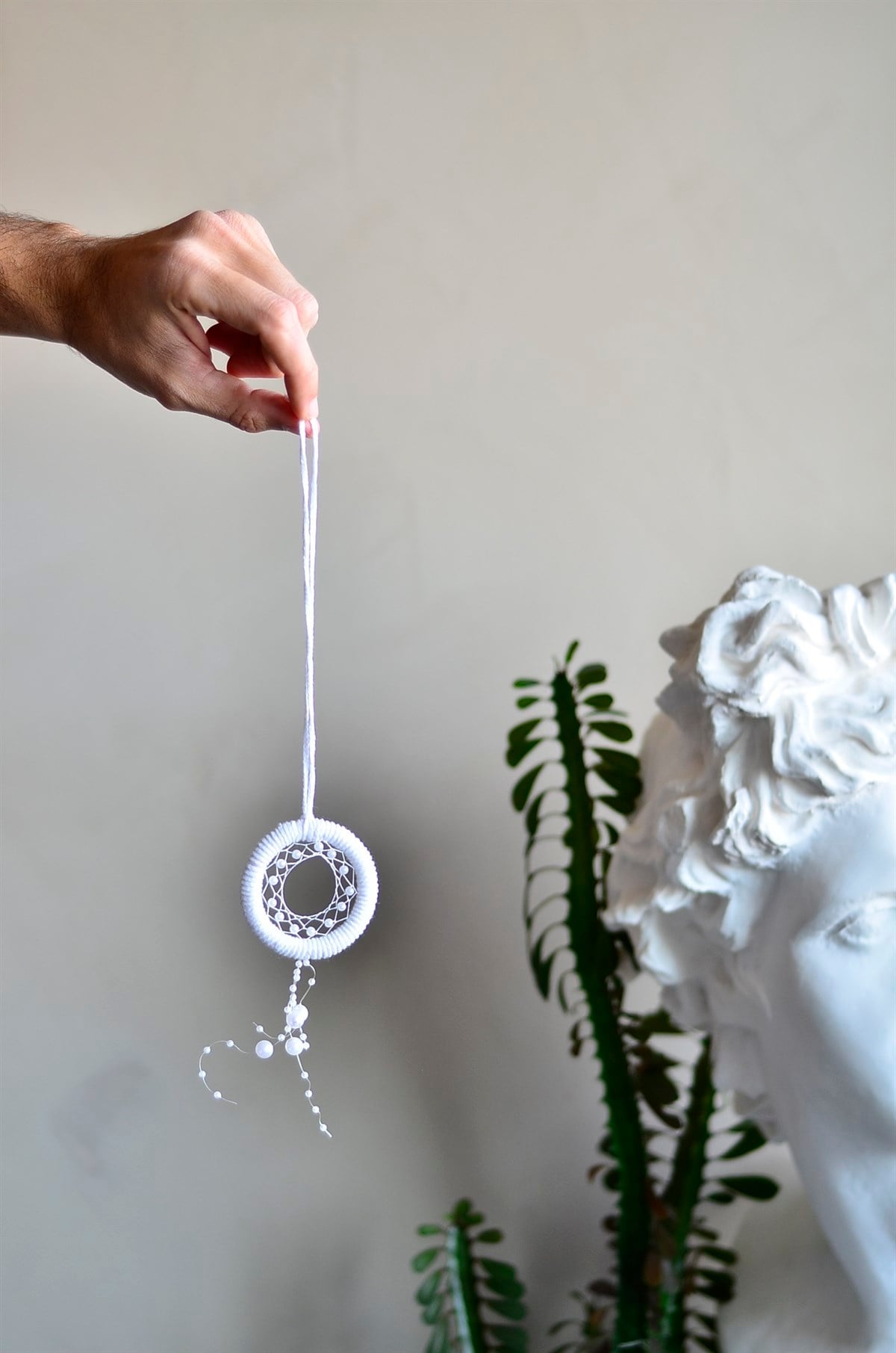 Beyaz İçi İncili Araba Süsü Rüya Kapanı / Düş Kapanı / Dikiz Ayna Yılbaşı Süsü - 6 cm - Miamantra