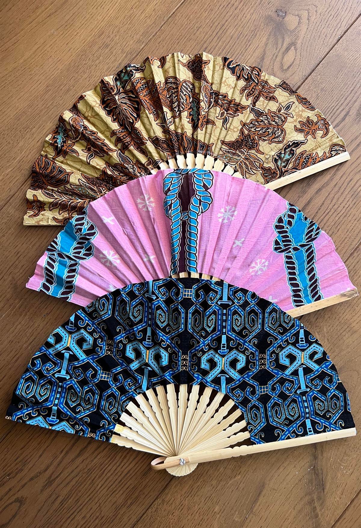 El Yapımı Ahşap Yelpaze Endonezya Batik Kumaş  -Büyük Boy 27 cm - Miamantra