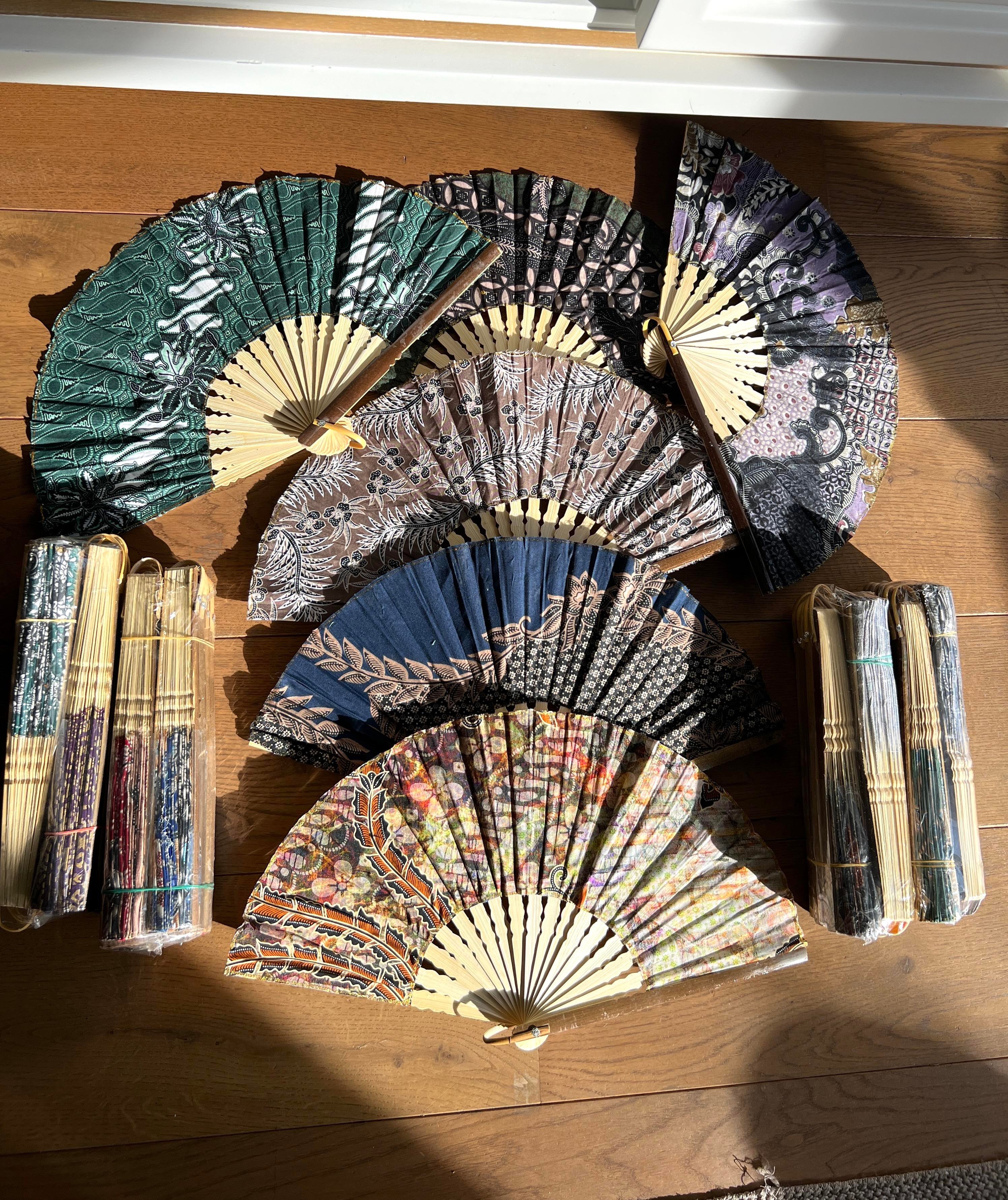 El Yapımı Ahşap Yelpaze Endonezya Batik Kumaş  -50 adet Büyük Boy 27 cm - Miamantra