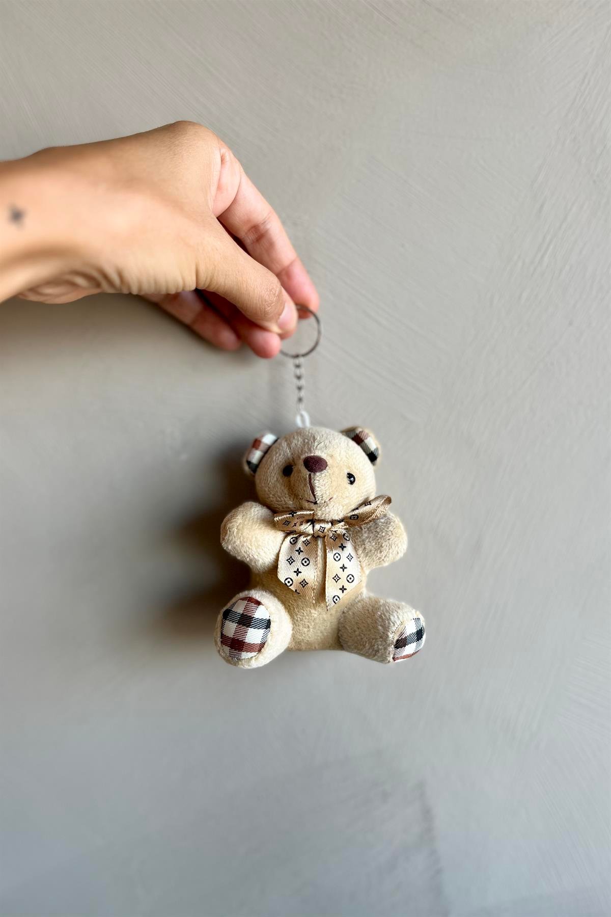 Elbiseli Sevimli Peluş Ayıcık Model Bej Anahtarlık , Çanta Aksesuarı Hediyelik (10 cm) - Miamantra