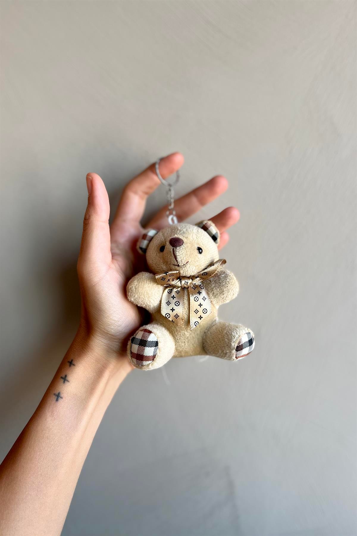 Elbiseli Sevimli Peluş Ayıcık Model Bej Anahtarlık , Çanta Aksesuarı Hediyelik (10 cm) - Miamantra