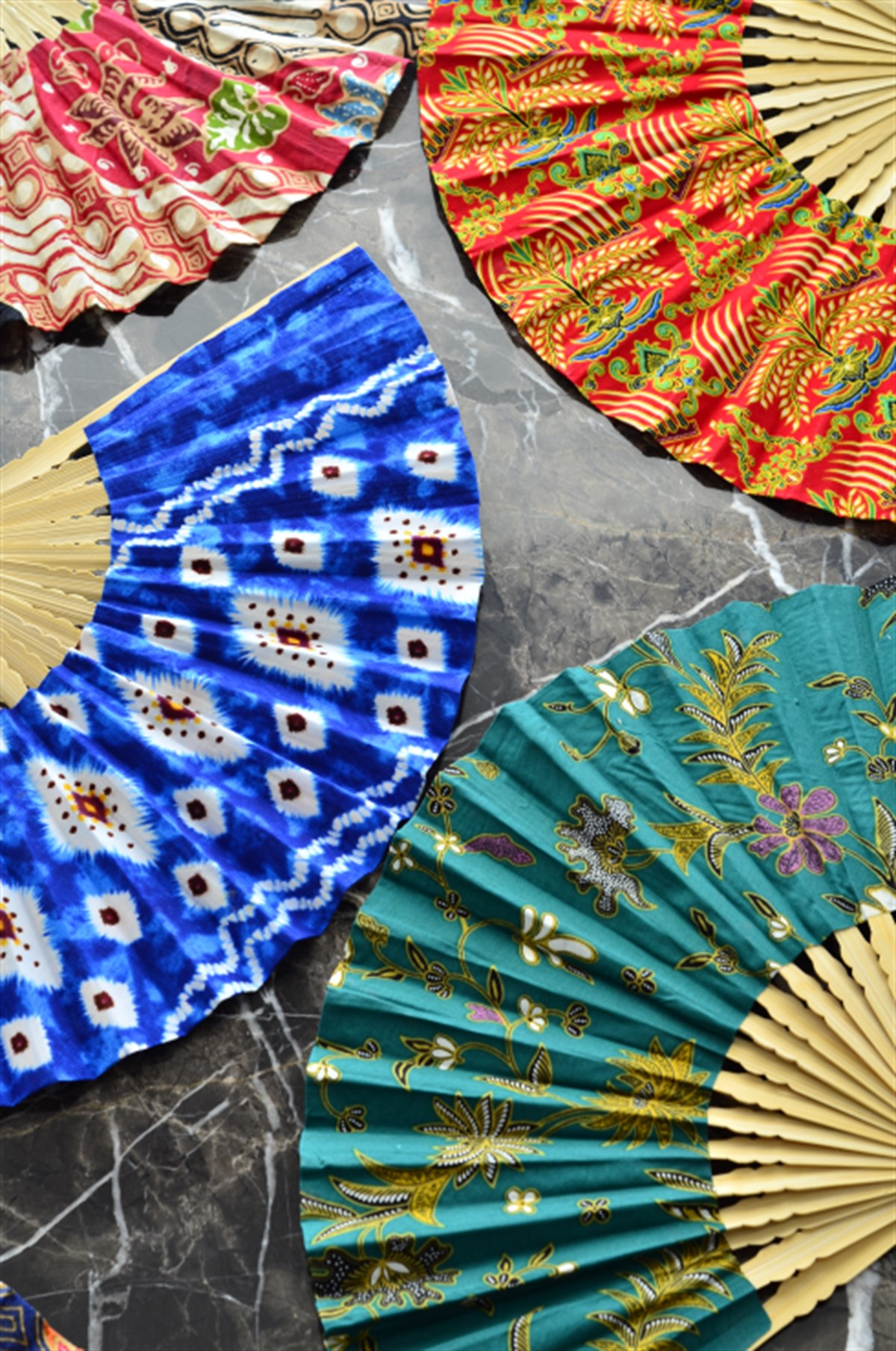 Endonezya Batik Kumaş Ahşap Yelpaze -Büyük Boy 27 cm - Miamantra