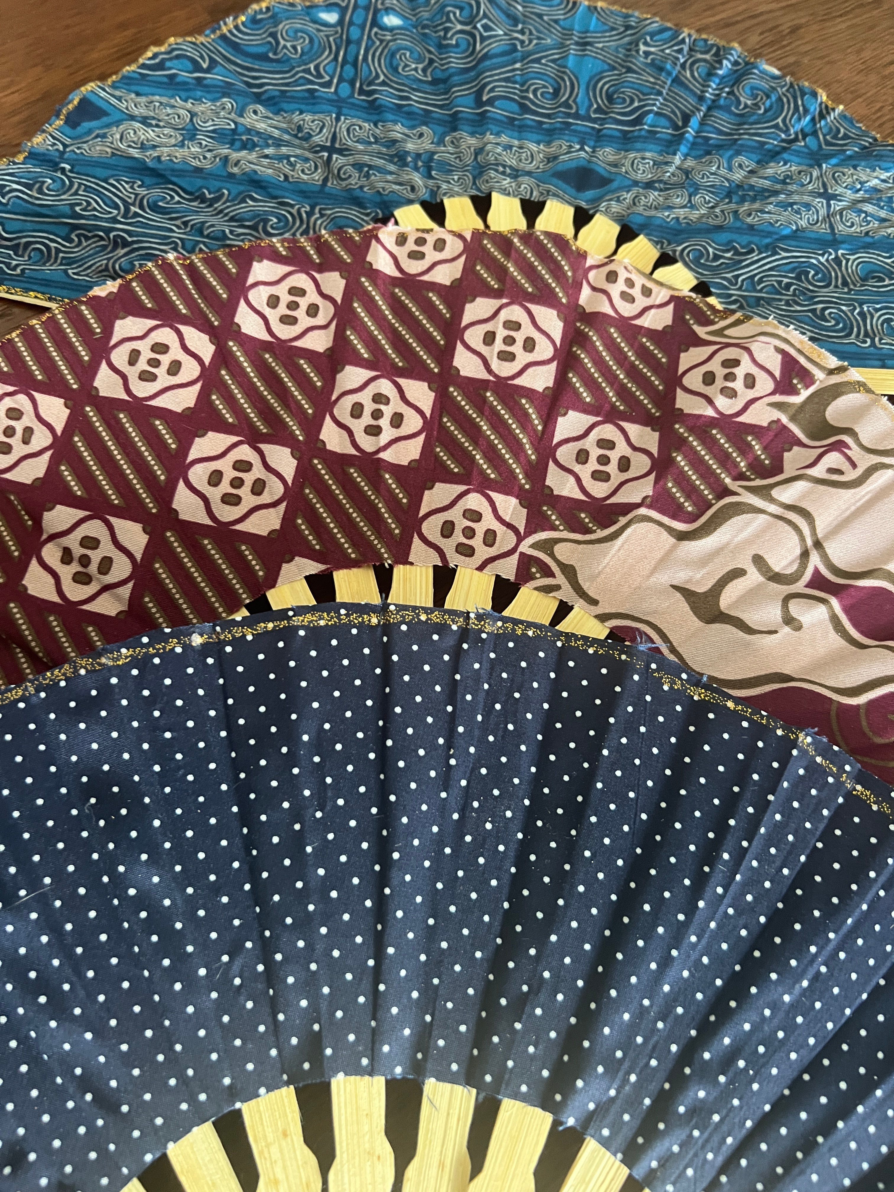 Endonezya Batik Kumaş El Yapımı Ahşap Yelpaze -Çanta Boy 22 cm(Karışık Desen) - Miamantra