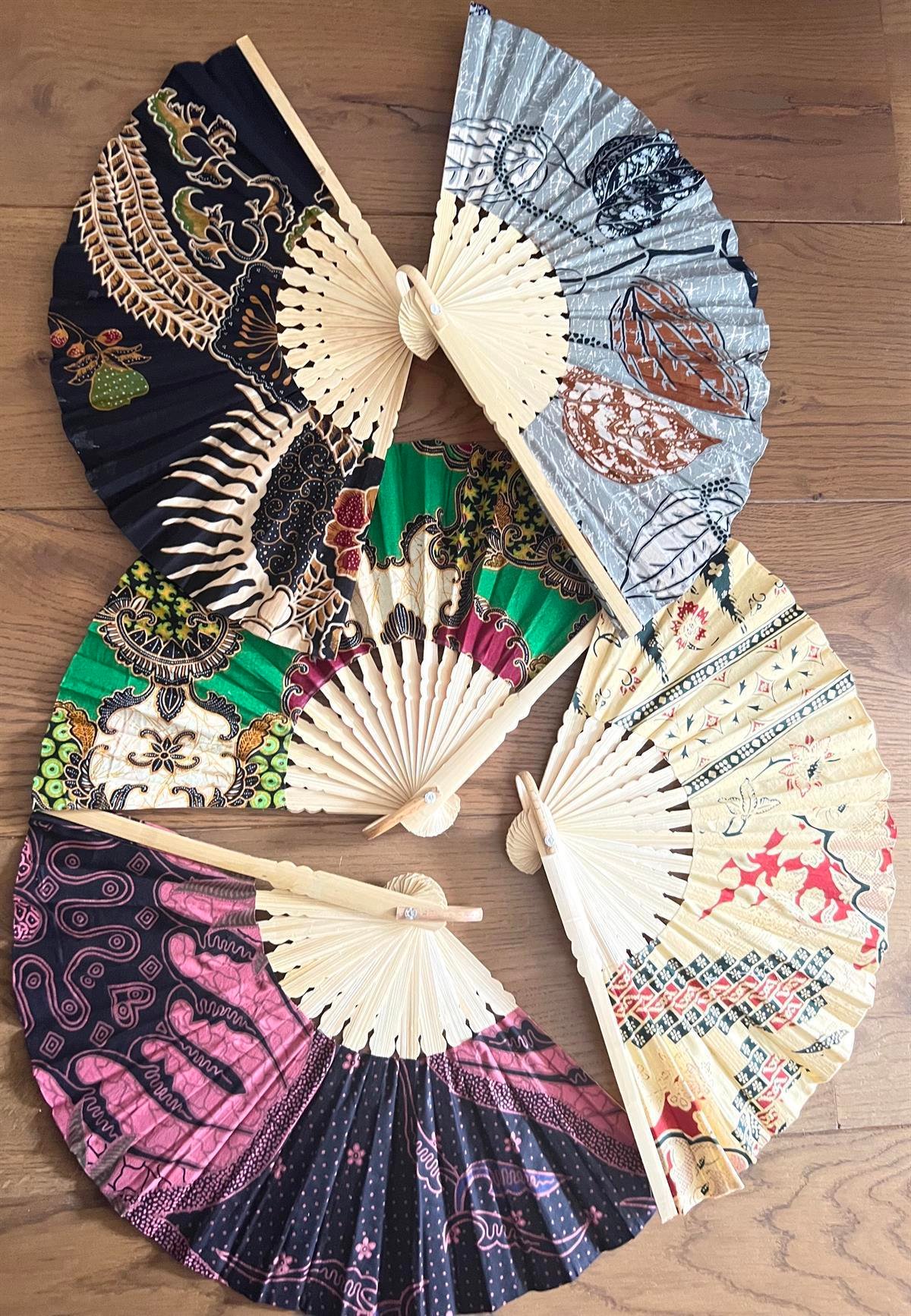 Endonezya Batik Kumaş El Yapımı Ahşap Yelpaze -Büyük Boy 27 cm - Miamantra
