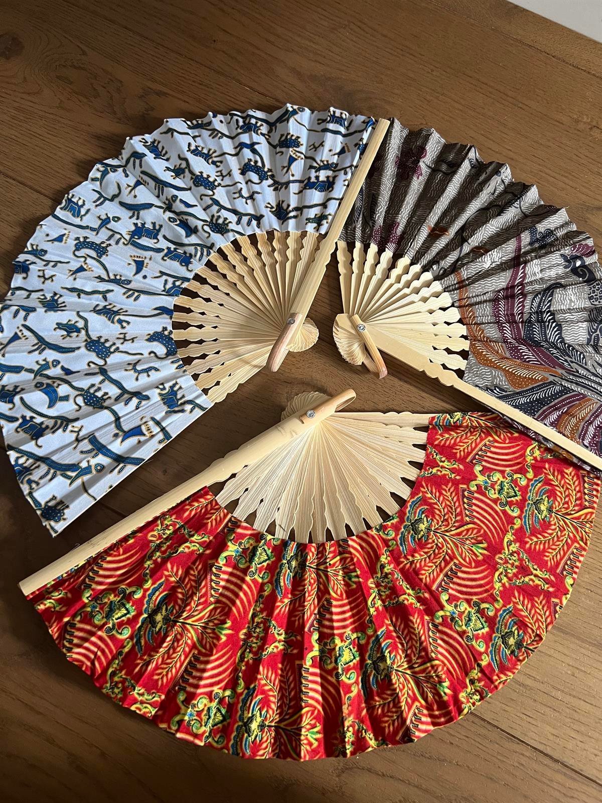 Endonezya Batik Kumaş El Yapımı Ahşap Yelpaze -Büyük Boy 27 cm - Miamantra