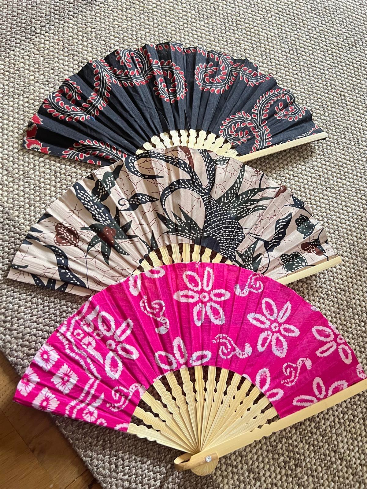 Endonezya Batik Kumaş El Yapımı Ahşap Yelpaze -Büyük Boy 27 cm - Miamantra