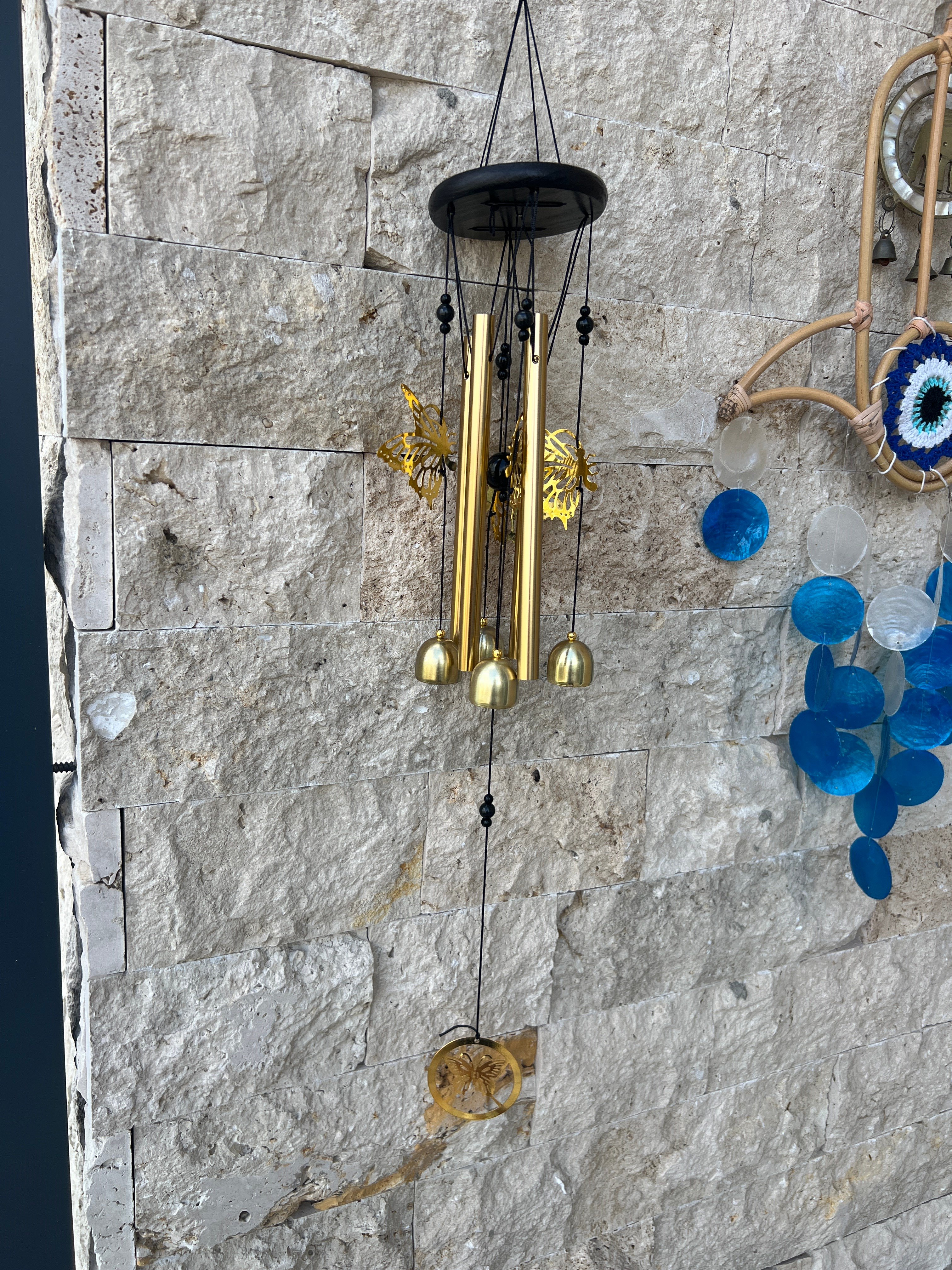 Feng Shui Altın Rengi Kelebek Detaylı Metal Rüzgar Çanı 70 cm Feng Shui Fatima Eli Figürlü Çift Katlı Metal Rüzgar Çanı - 60 cm uzunluk - Miamantra