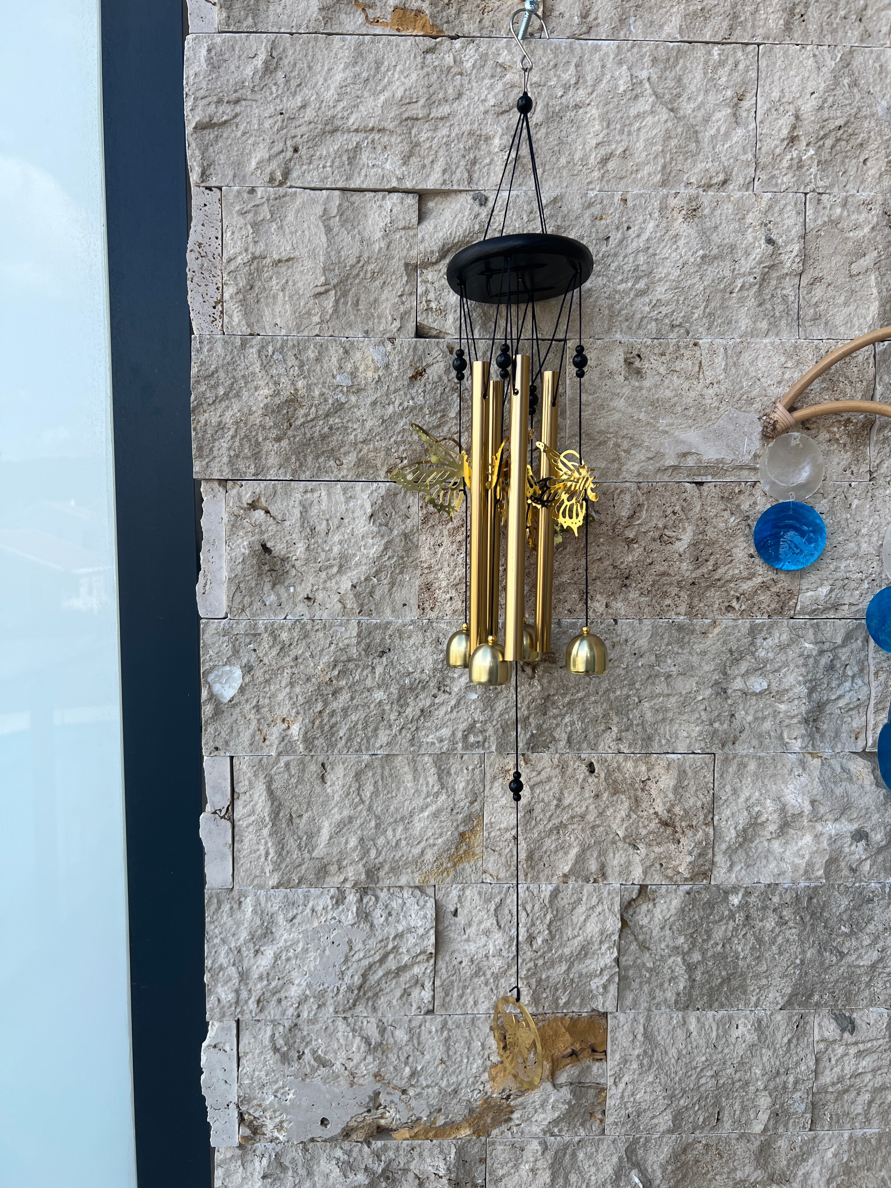 Feng Shui Altın Rengi Kelebek Detaylı Metal Rüzgar Çanı 70 cm Feng Shui Fatima Eli Figürlü Çift Katlı Metal Rüzgar Çanı - 60 cm uzunluk - Miamantra
