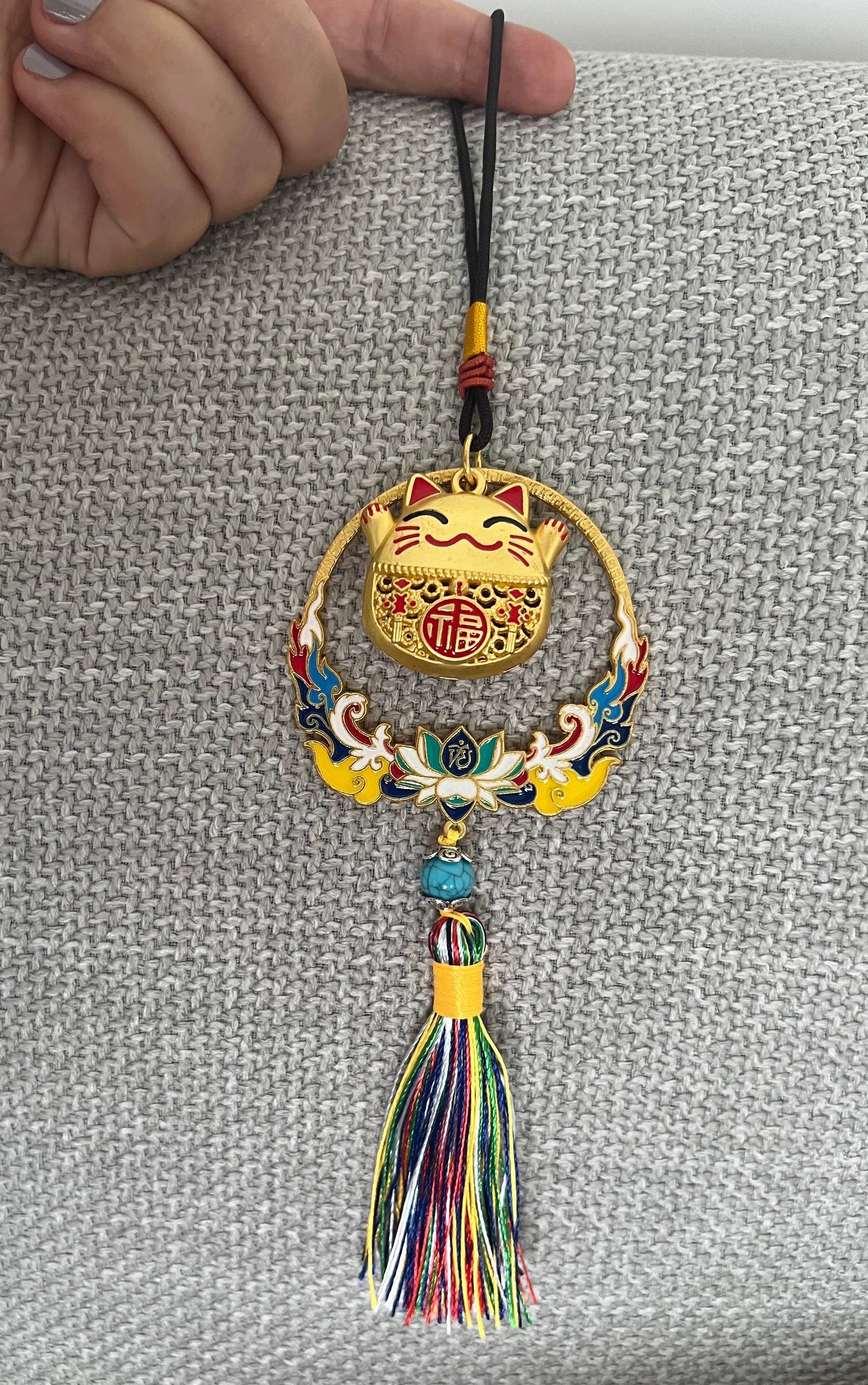 Feng Shui Bereket ve Şans Kedisi Asılabilir Dekor /Maneki Neko Kırmızı Detaylı Gold Araba Aynası Süsü - Miamantra
