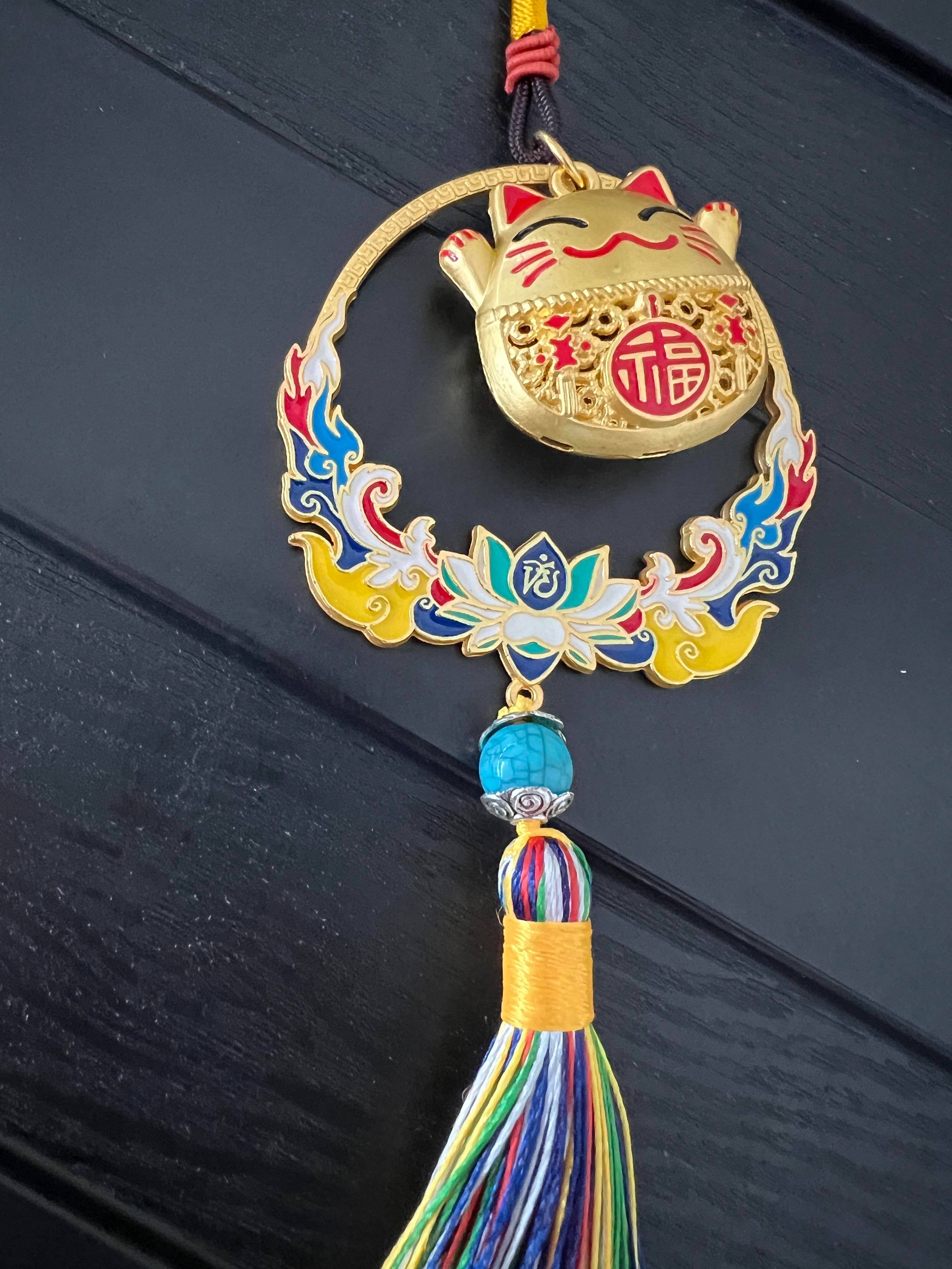 Feng Shui Bereket ve Şans Kedisi Asılabilir Dekor /Maneki Neko Kırmızı Detaylı Gold Araba Aynası Süsü - Miamantra
