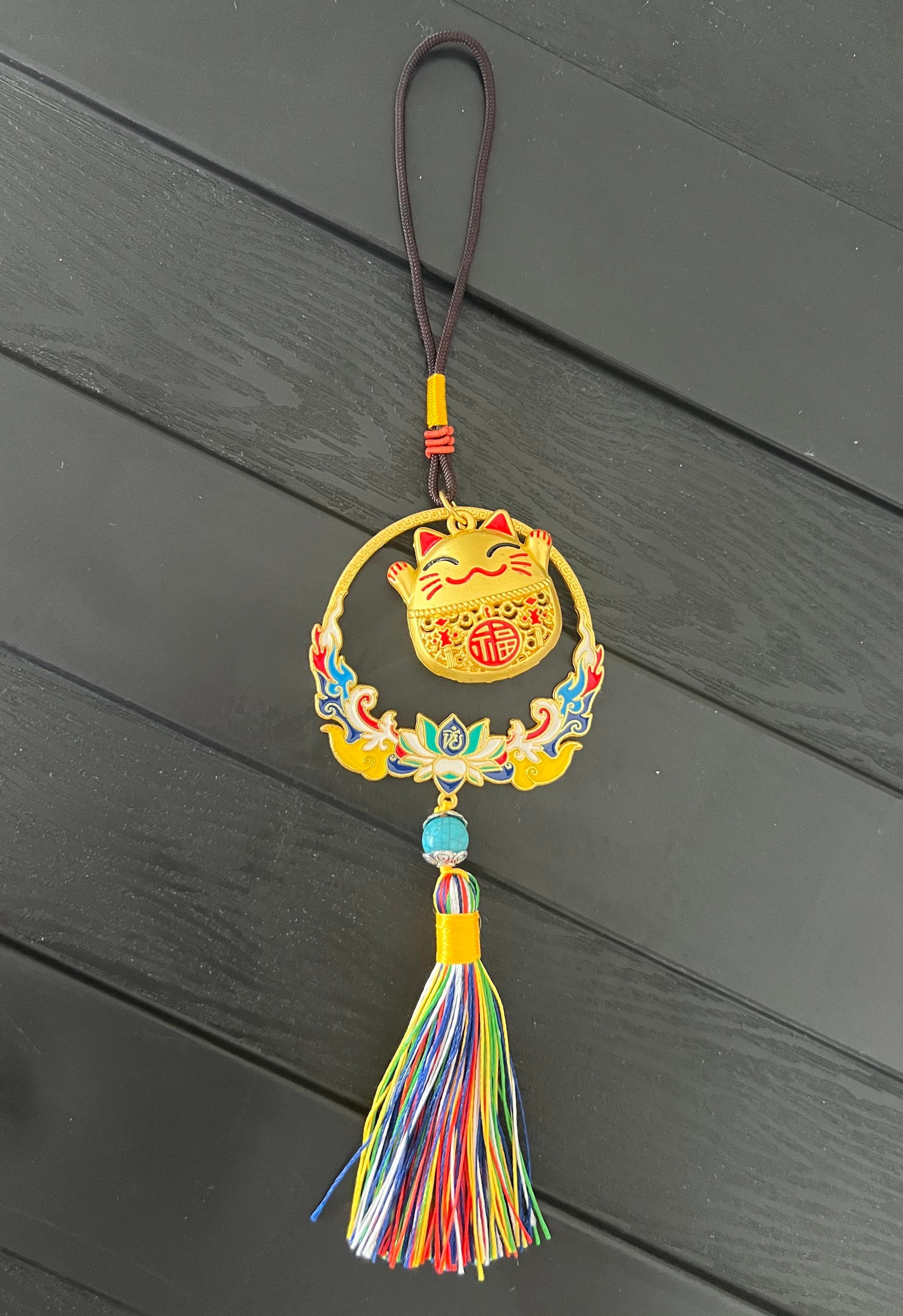 Feng Shui Bereket ve Şans Kedisi Asılabilir Dekor /Maneki Neko Kırmızı Detaylı Gold Araba Aynası Süsü - Miamantra