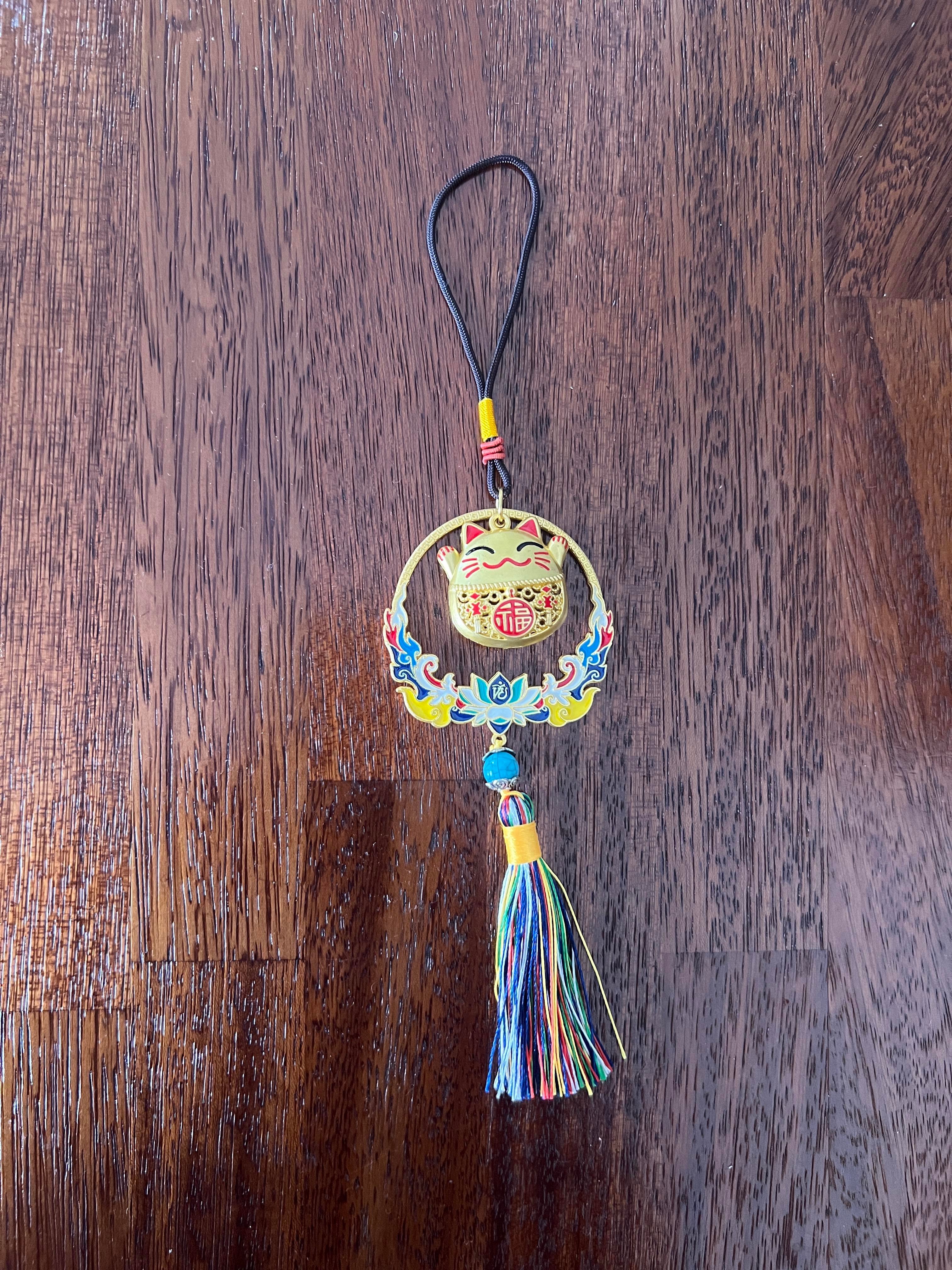 Feng Shui Bereket ve Şans Kedisi Asılabilir Dekor /Maneki Neko Kırmızı Detaylı Gold Araba Aynası Süsü - Miamantra