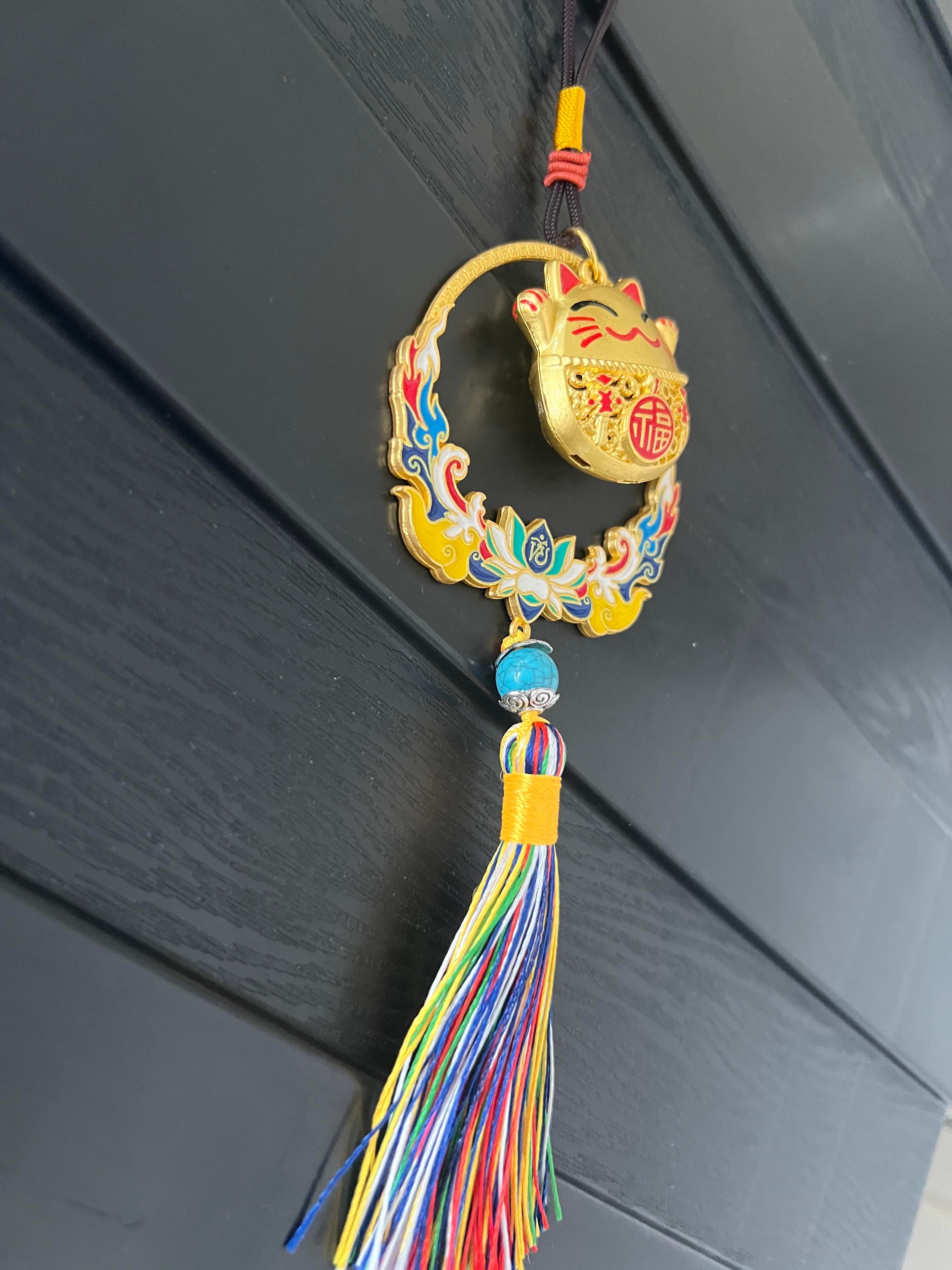 Feng Shui Bereket ve Şans Kedisi Asılabilir Dekor /Maneki Neko Kırmızı Detaylı Gold Araba Aynası Süsü - Miamantra