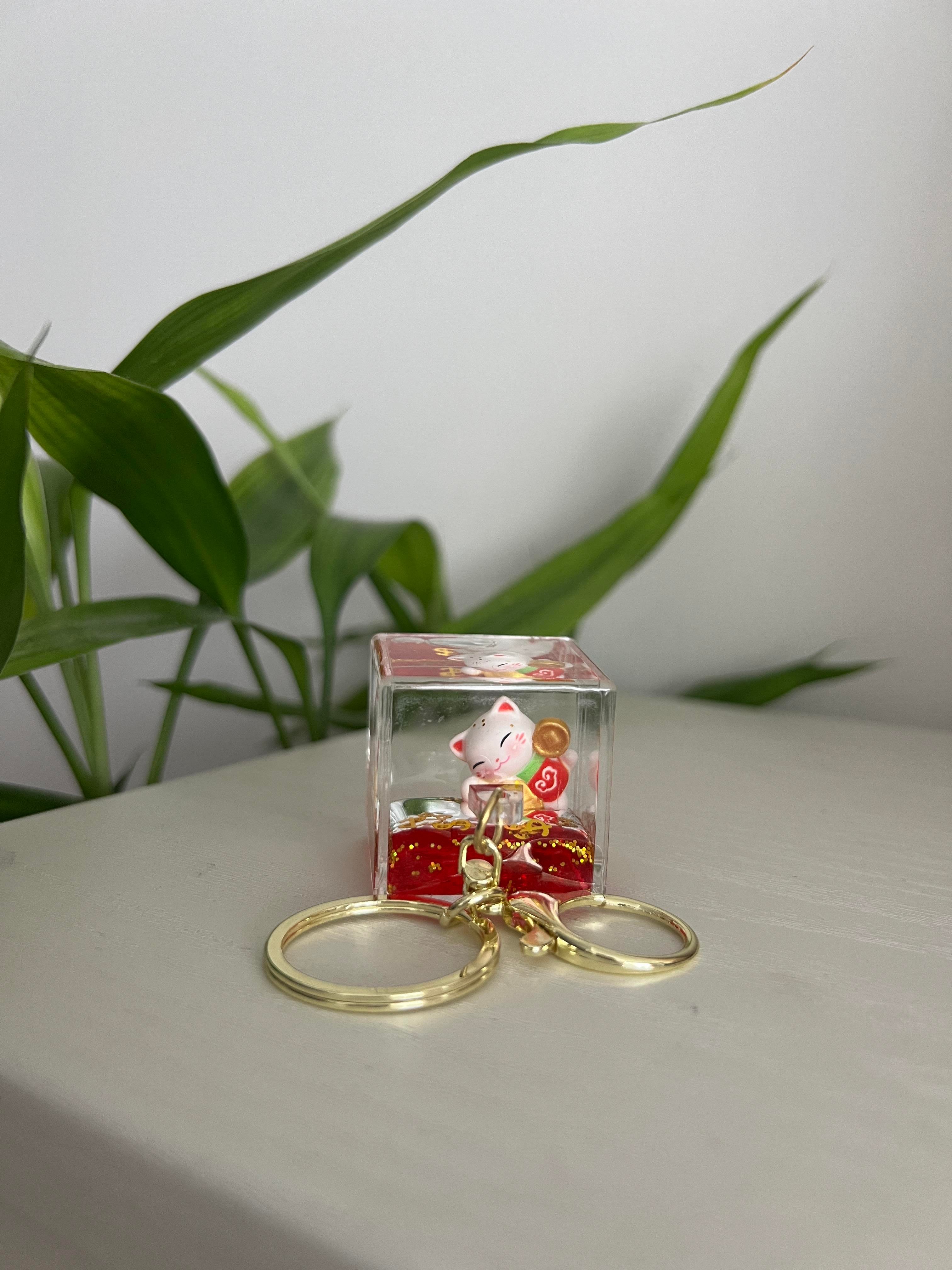 Feng Shui Şans ve Bereket Kedisi Figürlü Sulu Anahtarlık / Çanta Süsü Patili Kedi Model 2(Maneki Neko) - Miamantra