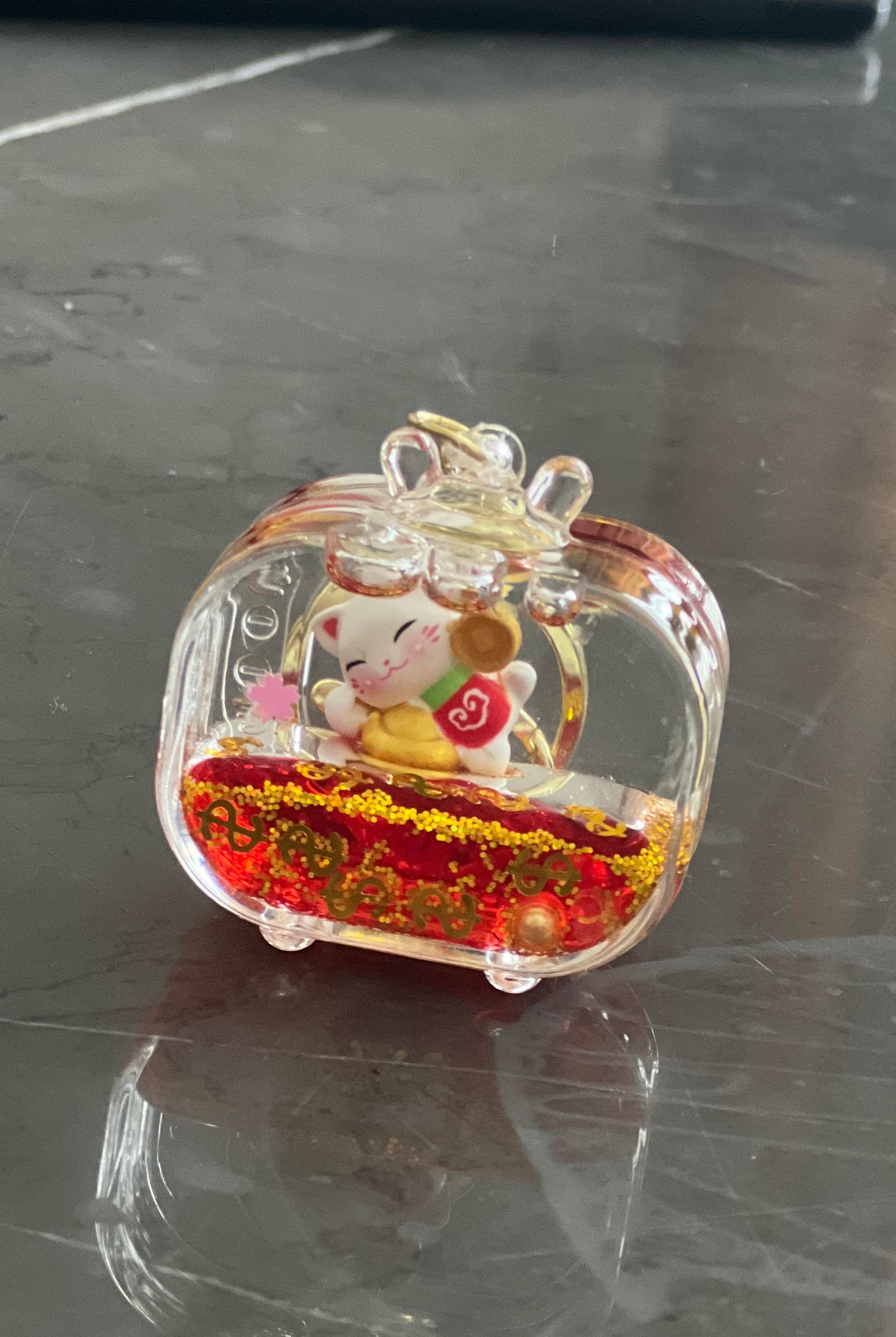 Feng Shui Şans ve Bereket Kedisi Figürlü Sulu Anahtarlık / Çanta Süsü Patili Kedi Model 1(Maneki Neko) - Miamantra