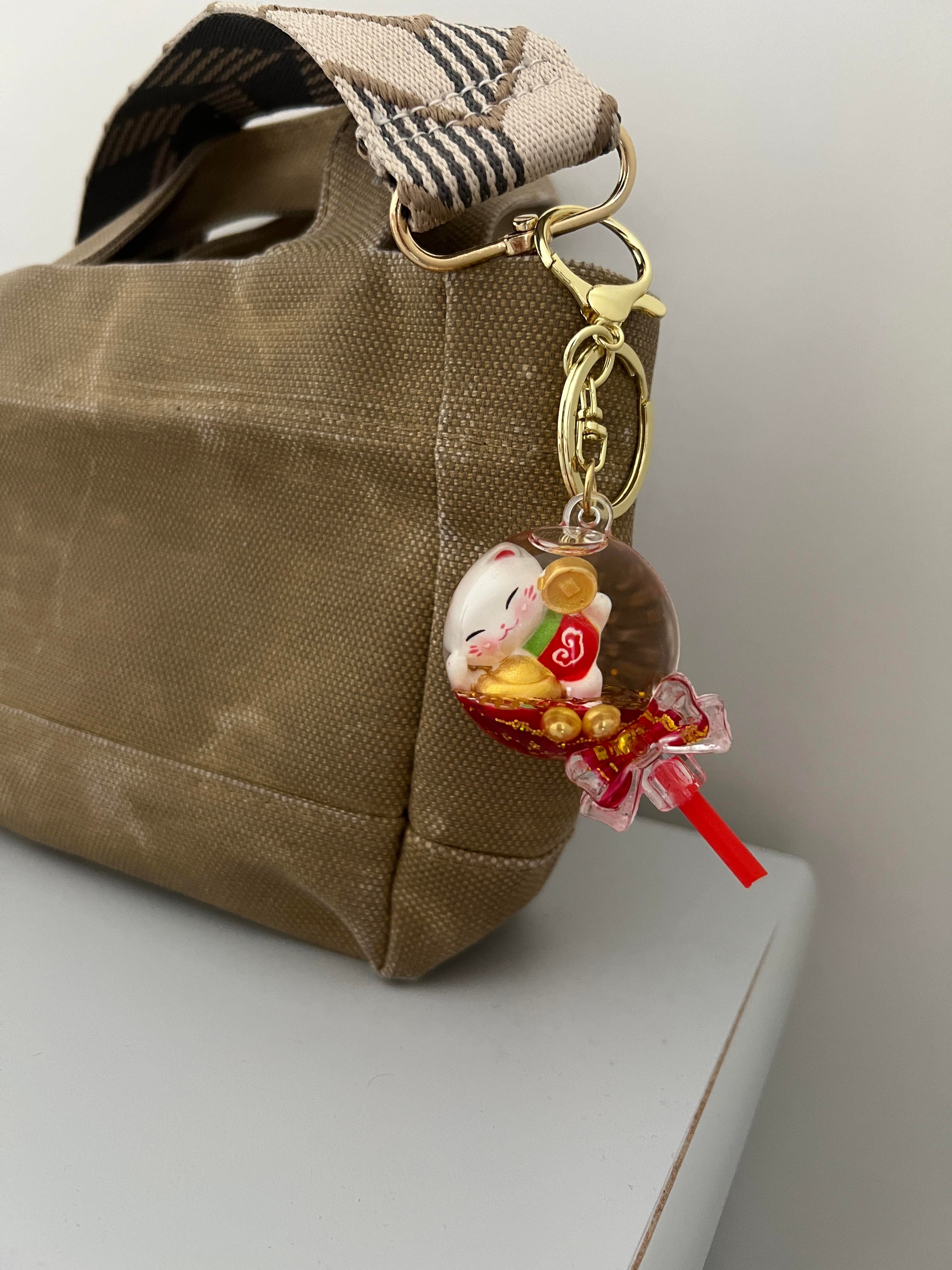 Feng Shui Şans ve Bereket Kedisi Figürlü Sulu Anahtarlık / Çanta Süsü Patili Kedi Model 4(Maneki Neko) - Miamantra