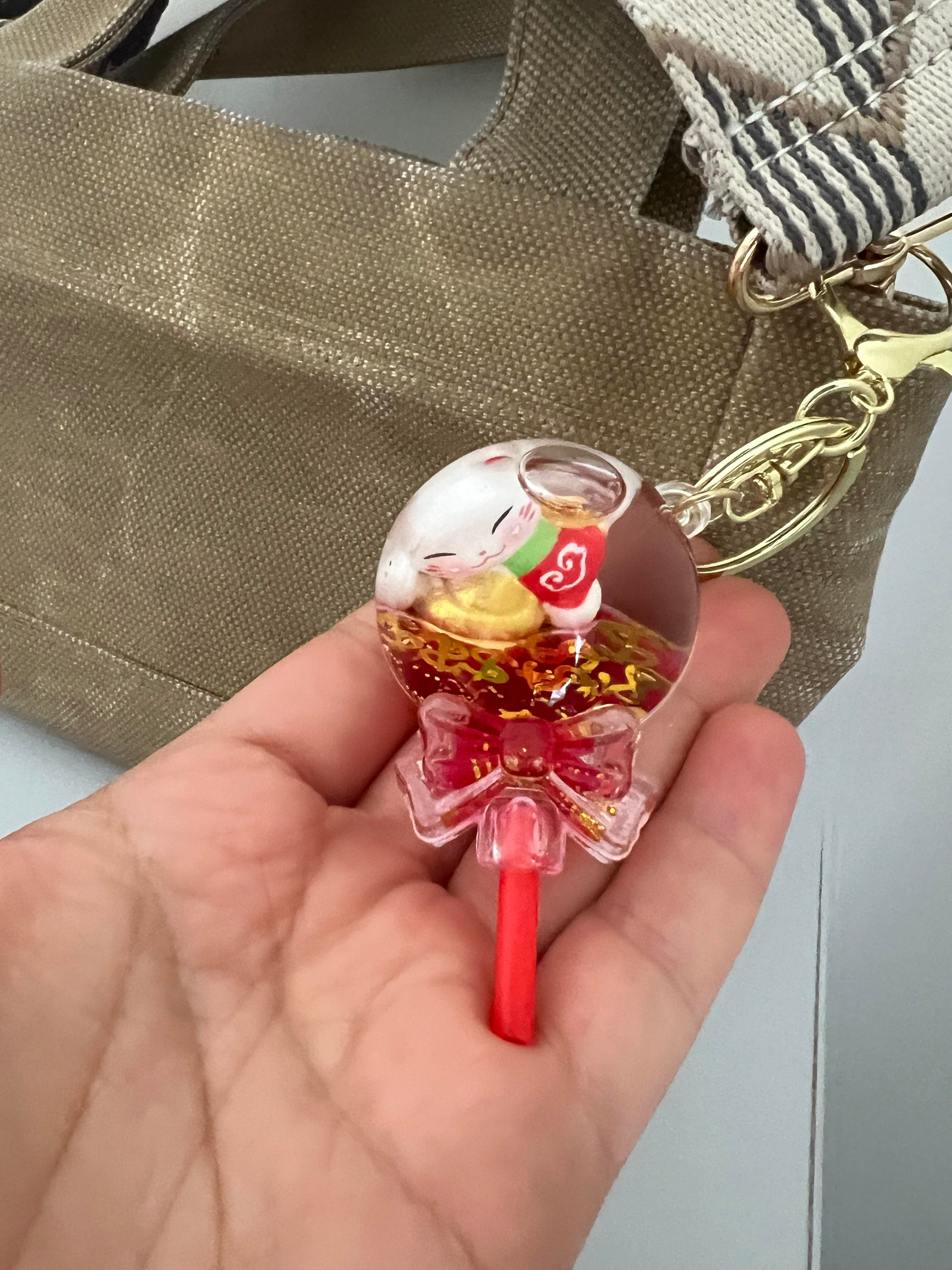 Feng Shui Şans ve Bereket Kedisi Figürlü Sulu Anahtarlık / Çanta Süsü Patili Kedi Model 4(Maneki Neko) - Miamantra