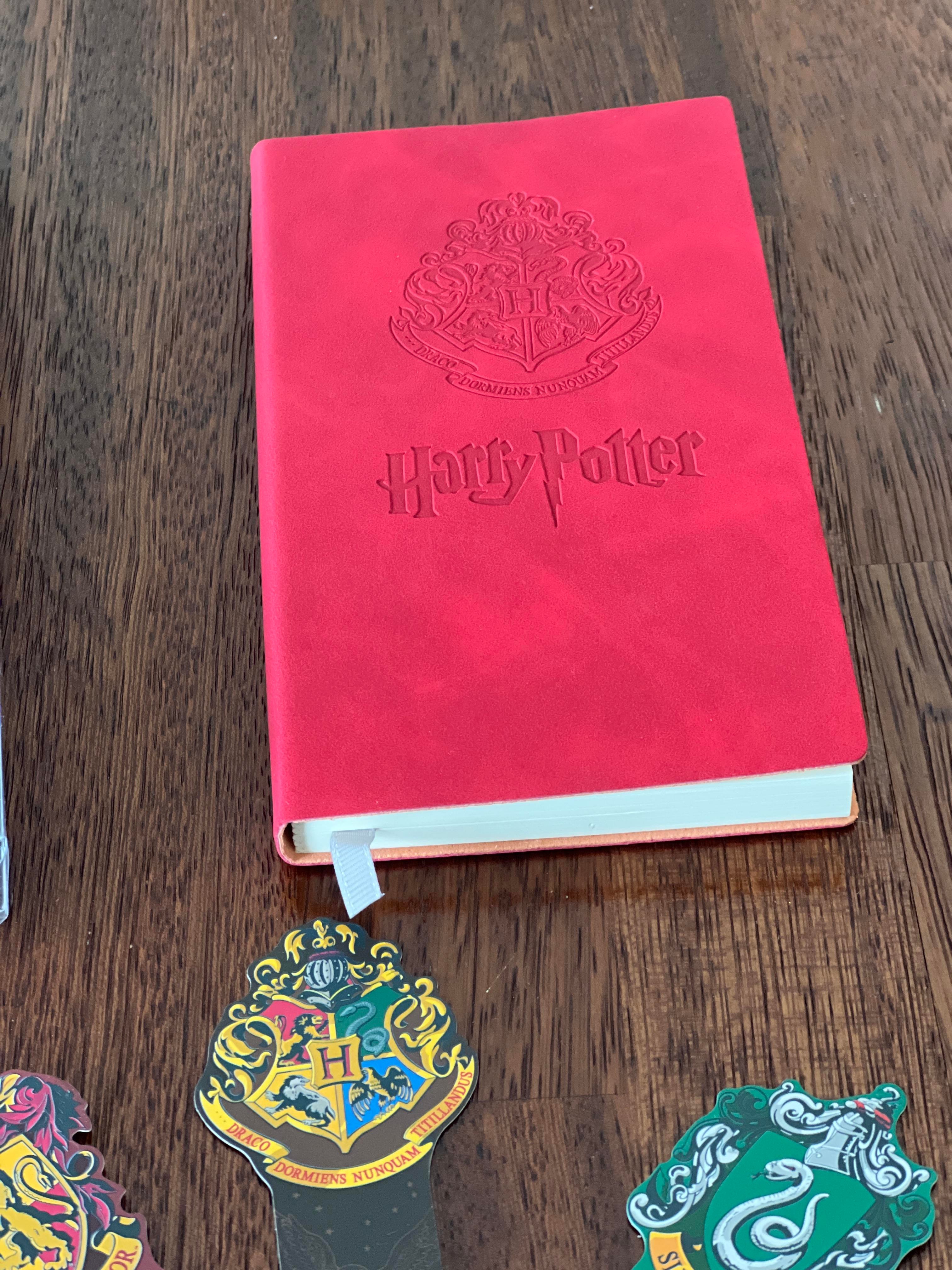 Harry Potter Temalı Hediye Seti /Harry Potter İşlemeli Deri Defter, Asa Şeklinde Kalem ve 3 Adet Kitap Ayracı Seti-Model 2 - Miamantra