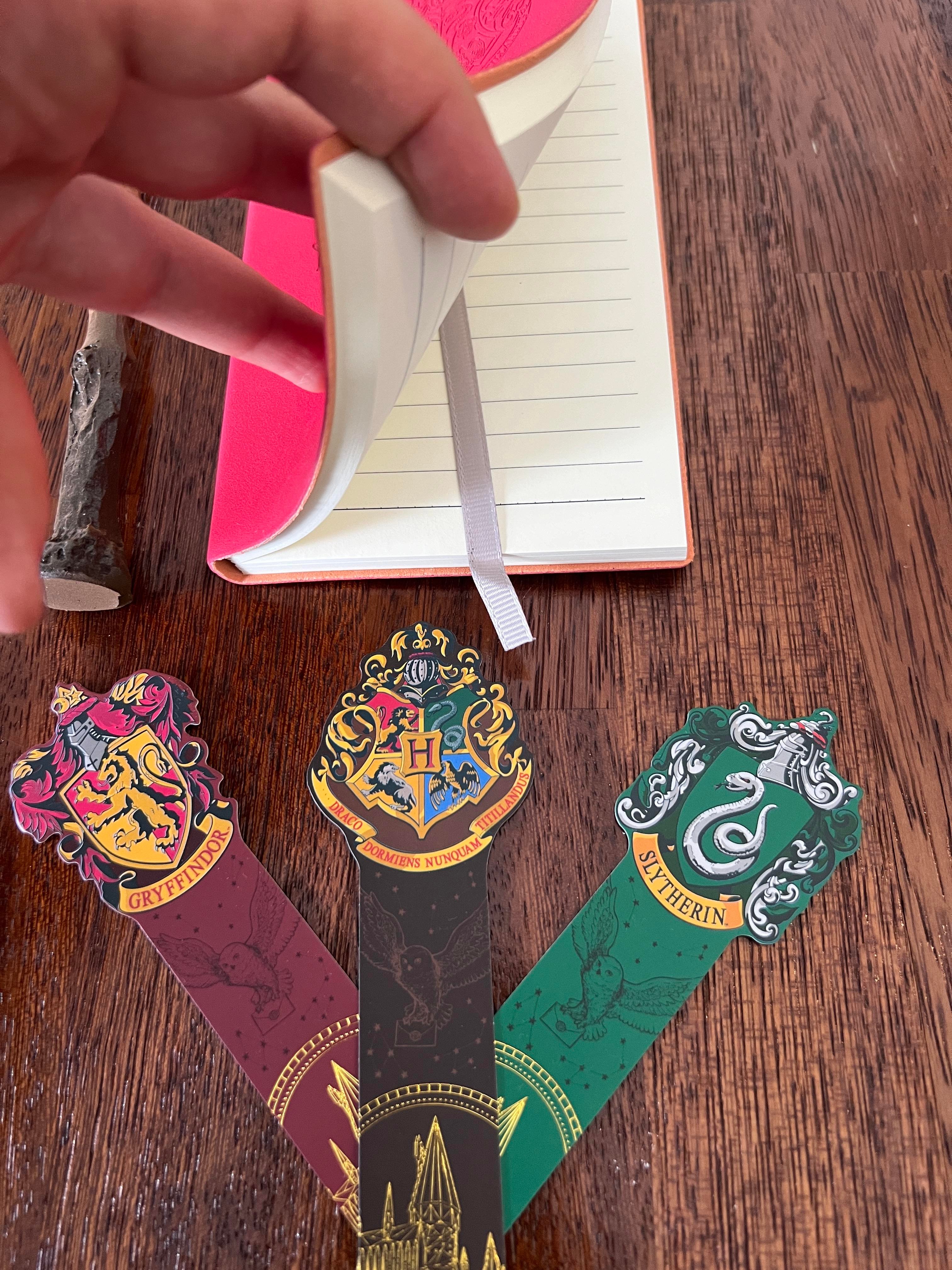 Harry Potter Temalı Hediye Seti /Harry Potter İşlemeli Deri Defter, Asa Şeklinde Kalem ve 3 Adet Kitap Ayracı Seti-Model 2 - Miamantra