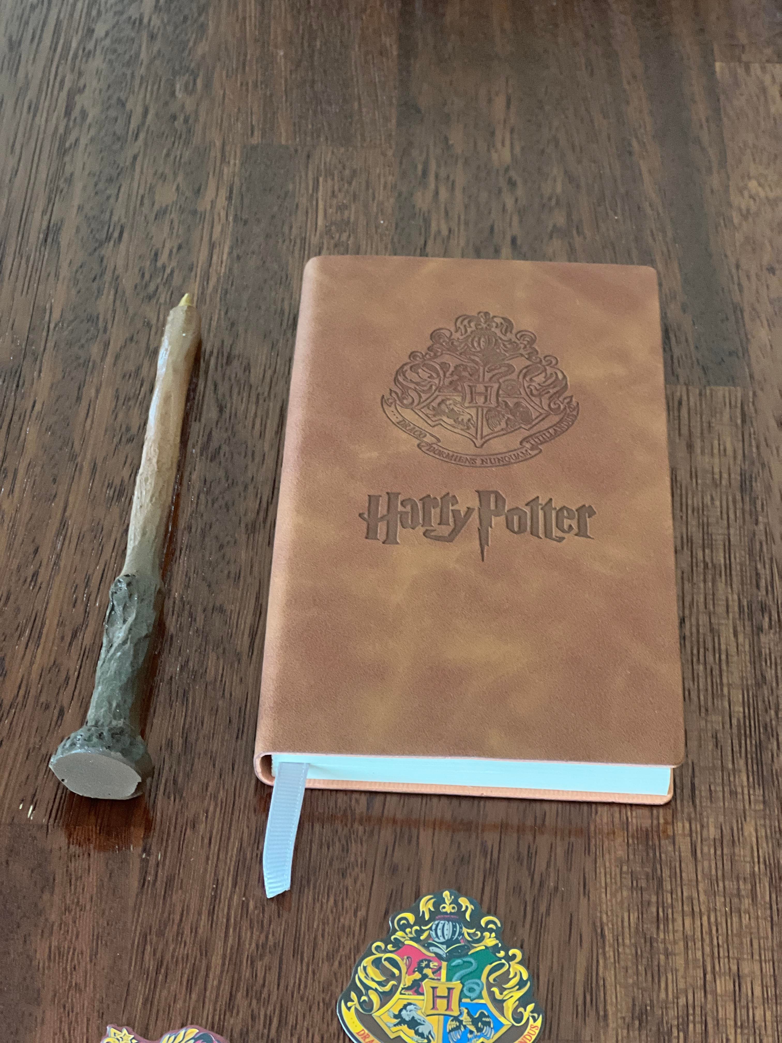 Harry Potter Temalı Hediye Seti /Harry Potter İşlemeli Deri Defter, Asa Şeklinde Kalem ve 3 Adet Kitap Ayracı Seti-Model 3 - Miamantra