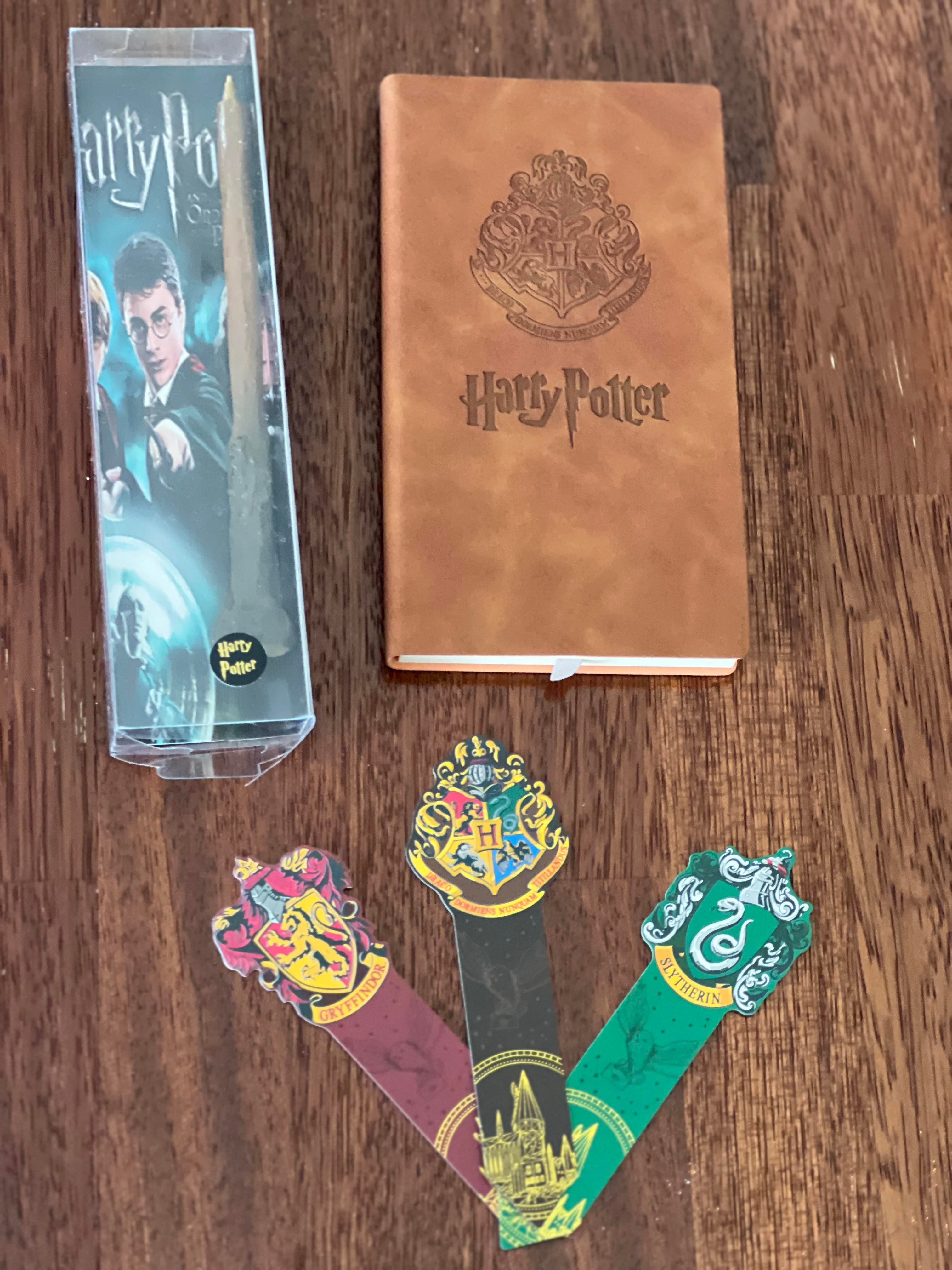Harry Potter Temalı Hediye Seti /Harry Potter İşlemeli Deri Defter, Asa Şeklinde Kalem ve 3 Adet Kitap Ayracı Seti-Model 3 - Miamantra